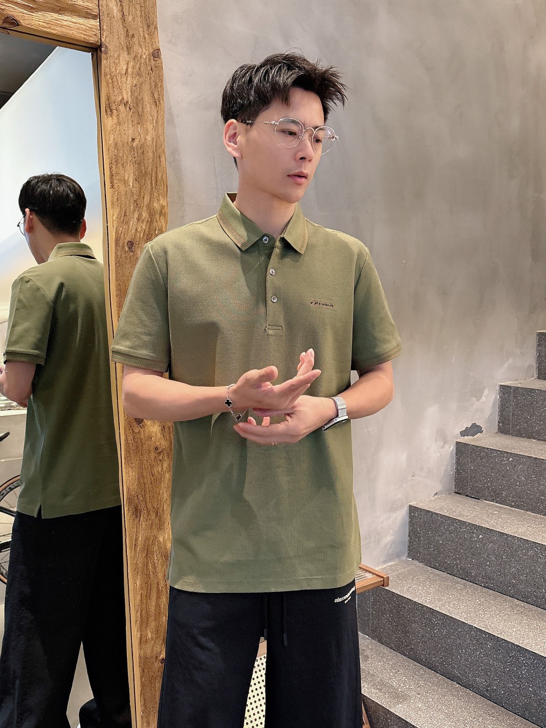 NO:136263,ZEGNA - ZEGNA Business and casual commuting style, fine channels! The aesthetic British cutting art shows the charm of men. Spring and summer 25 exclusive logo Polo shirt short-sleeved T-shirt Classic lapel cutting technology has never stopped. It is neither monotonous nor complicated, and the craftsmanship highlights the British style! Customer-supplied hexagonal Zhu Di fabric, made of micro knitting technology, with a comfortable texture and skin-friendly feel, and the details and touch are even more wonderful. Different from inferior and severely dyed Polo shirts. The overall thread is neat and symmetrical from the inside to the outside. The craftsmanship quilting structure is seamless. The iconic colored knitted neckline design is neat and detailed and not easy to change, and the exquisite craftsmanship is impeccable. It originates from the classics of P home. The color of the number and machine wraps and embroidery is symmetrical and unified. The chest logo badge embroidery, the original embroidery craftsmanship of instrument needle dots is full and three-dimensional.  Color Black White Green Number of Size M L XL 2XL 3XL Size chart: M: Length 69cm-Bust 51cm-Shoulder width 45cm-Sleeve length 21cm L: Length 71cm-Bust 53cm-Shoulder width 46cm-Sleeve length 22cm XL: Length 73cm-Bust 55cm-Shoulder width 47cm-Sleeve length 23cm 2XL: Length 75cm-Bust 57cm-Shoulder width 48cm-Sleeve length 24cm 3XL: Length 77cm-Bust 59cm-Sleeve width 49cm-Sleeve length 25cm, zegna, T-shirt,tees, t-shirt,alexander wang19860909ZEGNA-杰尼亚 商务休闲通勤款,渠道精品!唯美主义的英式裁剪艺术尽显男士魅力风采. 25春夏 专属标识Polo衫短袖T恤 经典的翻领裁剪工艺从未停止.既不单调也不复杂,匠心之作彰显英伦格调! 客供六角朱棣面料,由微型针织工艺制作,手感质感舒适亲肤,细节感和触感柔更是美妙绝伦.区别劣质严重染色品Polo衫. 整体由内到外走线工整对称.工艺化绗缝结构做到了天衣无缝.标志性的彩条针织领口设计工整细致不易变型,精湛的工艺感无懈可击. 源于P家的经典.数械裹绣色泽匀称统一.胸前标识徽章刺绣,器械针点原始刺绣工艺的杰作,饱满立体. 颜色 黑色 白色 绿色 码数 M L XL 2XL 3XL 尺码表: M码:衣长69cm-胸围51cm-肩宽45cm-袖长21cm L码:衣长71cm-胸围53cm-肩宽46cm-袖长22cm XL码:衣长73cm-胸围55cm-肩宽47cm-袖长23cm 2XL码:衣长75cm-胸围57cm-肩宽48cm-袖长24cm 3XL码:衣长77cm-胸围59cm-肩宽49cm-袖长25cm,,zegna,T-shirt,tees，t-shirt,alexander wang,Men's clothing