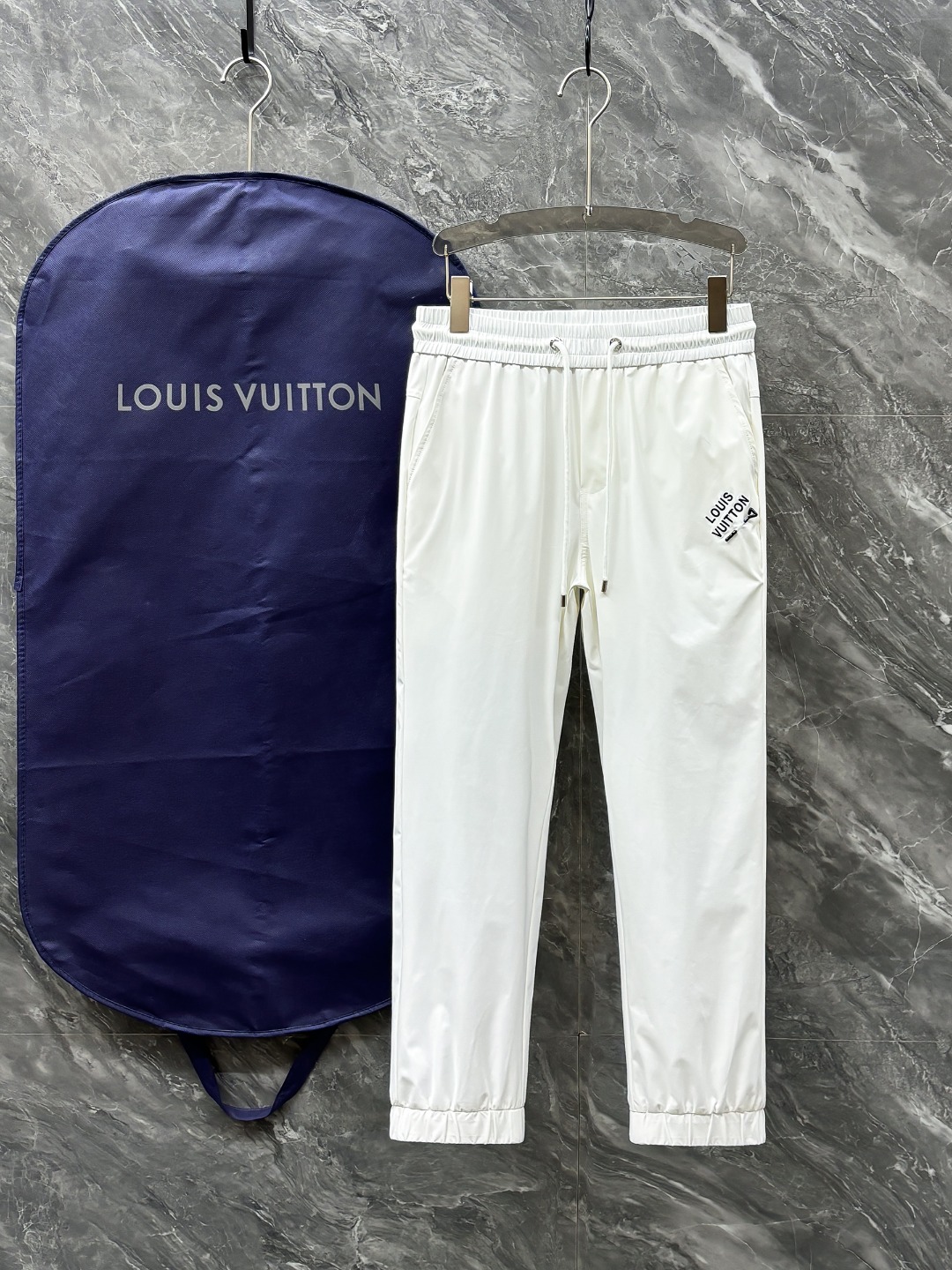 NO:136261,L.VUITTON# 2025 Tiansi Nylon four-sided spring and summer casual pants. A new interpretation of aesthetics, interprets a rich style of style and style, with a strong sense of detail and design. The classic brand logo is used as a color combination to interpret classic brand fashion, adding luster to the overall shape. Imported fabrics are light and refreshing, soft and comfortable. The inner weaving surface is flat and breathable, simple and unique charm. European trade channels, Italian overseas warehouse straight hair, and overseas boutique limited sales. 25 spring and summer new casual and fashionable trousers, these trousers use the design of big brands to create a fashionable and trendy style, with exquisite details and in place, showing super high quality.  The trousers are decorated with iconic brand logos, highlighting the brand style, creating fashionable and diverse styles. The imported fabric is carefully crafted, soft and comfortable, and skin-friendly and breathable. It is a pair of pants that are comfortable for both home and out. You can go out with a T-shirt Polo~ Color black and white Size: M L XL 2XL 3XL M size waist 74- hip 98- pants length 99- foot mouth 24 L size waist 78- hip 102- pants length 99- foot mouth 25 XL size waist 82- hip 106- pants length 100- foot mouth 26 2XL size waist 86- hip 110- pants length 101- foot mouth 27 3XL size waist 90- hip 114- pants length 102- foot mouth 28,,tees,t-shirt,alexander wang19860909L.VUITTON# 2025 天丝锦纶四面弹春夏休闲裤子 美学的焕新诠释,演绎浓郁的格调型时尚风范,细节感和设计感强悍.经典品牌标识做为色彩搭配,演绎经典的品牌时尚,为整体造型增光添彩.进口面料,轻薄清爽,柔软舒适.内里织面平整透气性极佳,简洁而富有独特魅力. 欧洲贸易渠道,意大利海外仓直发,海外精品限定销售.25春夏新款休闲时尚长裤,这款长裤采用大牌的设计打造时尚潮流感,细节处理精致到位,展现超高的品质. 裤身上点缀标志性品牌标识,彰显品牌格调,打造时尚多样的造型.进口面料精心打造,柔软舒适,还亲肤透气,是居家和外出都很舒适的一款裤子,随便搭个T恤Polo就可以出门啦~ 颜色黑色 白色 尺码:M L XL 2XL 3XL M码腰围74-臀围98-裤长99-脚口24 L码腰围78-臀围102-裤长99-脚口25 XL码腰围82-臀围106-裤长100-脚口26 2XL码腰围86-臀围-110-裤长101-脚口27 3XL码腰围90-臀围114-裤长102-脚口28,,tees，t-shirt,alexander wang,Men's clothing