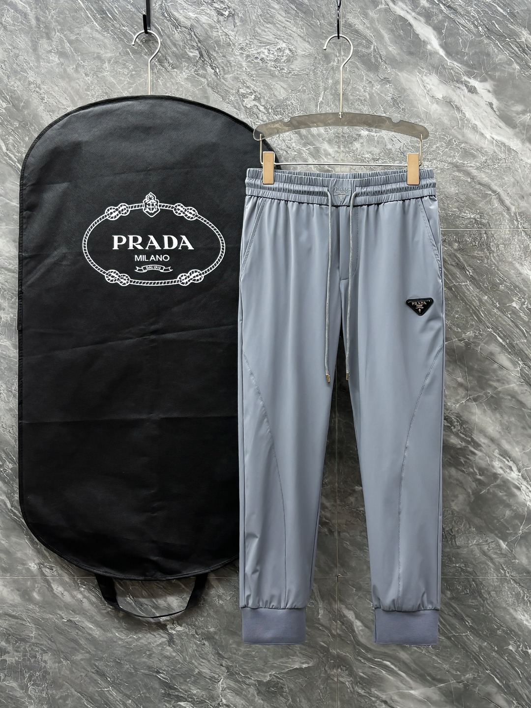 NO:136264,PRADA# 2025 Tiansi Nylon four-sided spring and summer casual pants. A new interpretation of aesthetics, interprets a rich style of style and style, with a strong sense of detail and design. The classic brand logo is used as a color combination to interpret classic brand fashion, adding luster to the overall shape. Imported fabrics are light and refreshing, soft and comfortable. The inner weaving surface is flat and breathable, simple and unique charm. European trade channels, Italian overseas warehouse straight hair, and overseas boutique limited sales. 25 spring and summer new casual and fashionable trousers, these trousers use the design of big brands to create a fashionable and trendy style, with exquisite details and in place, showing super high quality.  The trousers are decorated with iconic brand logos, highlighting the brand style, creating fashionable and diverse styles. The imported fabric is carefully crafted, soft and comfortable, and skin-friendly and breathable. It is a pair of pants that are comfortable for both home and out. You can go out with a T-shirt Polo~ Color Black Gray Size: M L XL 2XL 3XL M size waist 74-Hip circumference 98-Pants length 99-Feet 24 L size waist 78-Hip circumference 102-Pants length 99-Feet 25 XL size waist 82-Hip circumference 106-Pants length 100-Feet 26 2XL size waist 86-Hip circumference-110-Pants length 101-Feet 27 3XL size waist 90-Hip circumference 114-Pants length 102-Pants mouth 28,,prada,tees,t-shirt,alexander wang19860909PRADA# 2025 天丝锦纶四面弹春夏休闲裤子 美学的焕新诠释,演绎浓郁的格调型时尚风范,细节感和设计感强悍.经典品牌标识做为色彩搭配,演绎经典的品牌时尚,为整体造型增光添彩.进口面料,轻薄清爽,柔软舒适.内里织面平整透气性极佳,简洁而富有独特魅力. 欧洲贸易渠道,意大利海外仓直发,海外精品限定销售.25春夏新款休闲时尚长裤,这款长裤采用大牌的设计打造时尚潮流感,细节处理精致到位,展现超高的品质. 裤身上点缀标志性品牌标识,彰显品牌格调,打造时尚多样的造型.进口面料精心打造,柔软舒适,还亲肤透气,是居家和外出都很舒适的一款裤子,随便搭个T恤Polo就可以出门啦~ 颜色黑色 灰色 尺码:M L XL 2XL 3XL M码腰围74-臀围98-裤长99-脚口24 L码腰围78-臀围102-裤长99-脚口25 XL码腰围82-臀围106-裤长100-脚口26 2XL码腰围86-臀围-110-裤长101-脚口27 3XL码腰围90-臀围114-裤长102-脚口28,,prada,tees，t-shirt,alexander wang,Men's clothing