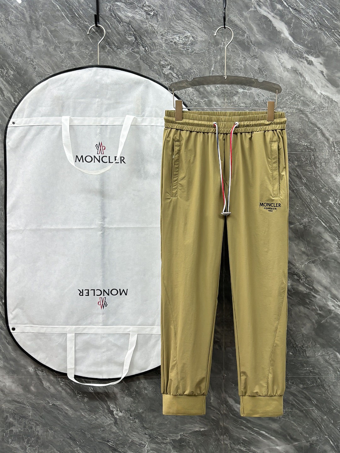 NO:136266,MONCLER# 2025 Tiansi Nylon four-sided spring and summer casual pants are a new interpretation of aesthetics, interpreting a rich style of style, with a strong sense of detail and design. The classic brand logo is used as a color combination to interpret classic brand fashion, adding luster to the overall shape. Imported fabrics are light and refreshing, soft and comfortable. The inner weaving surface is flat and breathable, simple and unique charm. European trade channels, Italian overseas warehouse straight hair, and overseas boutique limited sales. 25 spring and summer new casual and fashionable trousers, these trousers use the design of big brands to create a fashionable and trendy style, with exquisite details and in place, showing super high quality.  The trousers are decorated with iconic brand logos, highlighting the brand style, creating fashionable and diverse styles. Imported fabrics are carefully crafted, soft and comfortable, and skin-friendly and breathable. They are a pair of pants that are comfortable for both home and out. You can go out with a T-shirt Polo~ Color black Apricot White Size: M L XL 2XL 3XL M size waist 74-Hip circumference 98-Pants length 99-Feet mouth 24 L size waist 78-Hip circumference 102-Pants length 99-Feet mouth 25 XL size waist 82-Hip circumference 106-Pants length 100-Feet mouth 26 2XL size waist 86-Hip circumference-110-Pants length 101-Feet mouth 27 3XL size waist 90-Hip circumference 114-Pants length 102-Feet mouth 28,,christian  louboutin,tees,t-shirt,alexander wang19860909MONCLER# 2025 天丝锦纶四面弹春夏休闲裤子 美学的焕新诠释,演绎浓郁的格调型时尚风范,细节感和设计感强悍.经典品牌标识做为色彩搭配,演绎经典的品牌时尚,为整体造型增光添彩.进口面料,轻薄清爽,柔软舒适.内里织面平整透气性极佳,简洁而富有独特魅力. 欧洲贸易渠道,意大利海外仓直发,海外精品限定销售.25春夏新款休闲时尚长裤,这款长裤采用大牌的设计打造时尚潮流感,细节处理精致到位,展现超高的品质. 裤身上点缀标志性品牌标识,彰显品牌格调,打造时尚多样的造型.进口面料精心打造,柔软舒适,还亲肤透气,是居家和外出都很舒适的一款裤子,随便搭个T恤Polo就可以出门啦~ 颜色黑色 杏色 白色 尺码:M L XL 2XL 3XL M码腰围74-臀围98-裤长99-脚口24 L码腰围78-臀围102-裤长99-脚口25 XL码腰围82-臀围106-裤长100-脚口26 2XL码腰围86-臀围-110-裤长101-脚口27 3XL码腰围90-臀围114-裤长102-脚口28,,christian louboutin,tees，t-shirt,alexander wang,Men's clothing