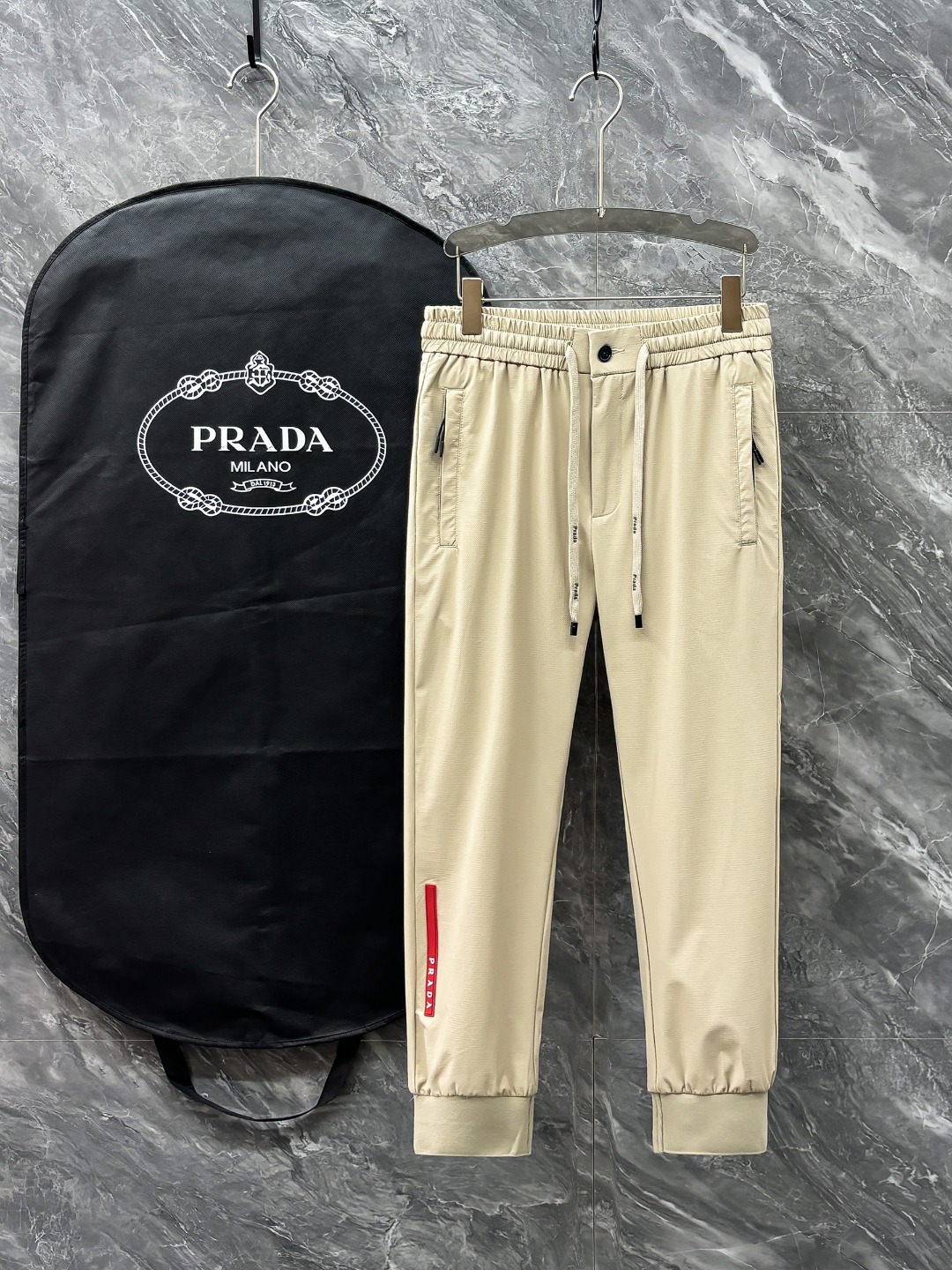 NO:136268,PRADA# 2025 Tiansi Nylon four-sided spring and summer casual pants. A new interpretation of aesthetics, interprets a rich style of style and style, with a strong sense of detail and design. The classic brand logo is used as a color combination to interpret classic brand fashion, adding luster to the overall shape. Imported fabrics are light and refreshing, soft and comfortable. The inner weaving surface is flat and breathable, simple and unique charm. European trade channels, Italian overseas warehouse straight hair, and overseas boutique limited sales. 25 spring and summer new casual and fashionable trousers, these trousers use the design of big brands to create a fashionable and trendy style, with exquisite details and in place, showing super high quality.  The trousers are decorated with iconic brand logos, highlighting the brand style, creating fashionable and diverse styles. The imported fabric is carefully crafted, soft and comfortable, and skin-friendly and breathable. It is a pair of pants that are comfortable for both home and out. You can go out with a T-shirt Polo~ Color black Apricot Gray Size: M L XL 2XL 3XL M size waist 74-Hip circumference 98-Pants length 99-Feet mouth 24 L size waist 78-Hip circumference 102-Pants length 99-Feet mouth 25 XL size waist 82-Hip circumference 106-Pants length 100-Feet mouth 26 2XL size waist 86-Hip circumference-110-Pants length 101-Feet mouth 27 3XL size waist 90-Hip circumference 114-Pants length 102-Pants length 28,,prada,tees,t-shirt,alexander  wang19860909PRADA# 2025 天丝锦纶四面弹春夏休闲裤子 美学的焕新诠释,演绎浓郁的格调型时尚风范,细节感和设计感强悍.经典品牌标识做为色彩搭配,演绎经典的品牌时尚,为整体造型增光添彩.进口面料,轻薄清爽,柔软舒适.内里织面平整透气性极佳,简洁而富有独特魅力. 欧洲贸易渠道,意大利海外仓直发,海外精品限定销售.25春夏新款休闲时尚长裤,这款长裤采用大牌的设计打造时尚潮流感,细节处理精致到位,展现超高的品质. 裤身上点缀标志性品牌标识,彰显品牌格调,打造时尚多样的造型.进口面料精心打造,柔软舒适,还亲肤透气,是居家和外出都很舒适的一款裤子,随便搭个T恤Polo就可以出门啦~ 颜色黑色 杏色 灰色 尺码:M L XL 2XL 3XL M码腰围74-臀围98-裤长99-脚口24 L码腰围78-臀围102-裤长99-脚口25 XL码腰围82-臀围106-裤长100-脚口26 2XL码腰围86-臀围-110-裤长101-脚口27 3XL码腰围90-臀围114-裤长102-脚口28,,prada,tees，t-shirt,alexander wang,Men's clothing