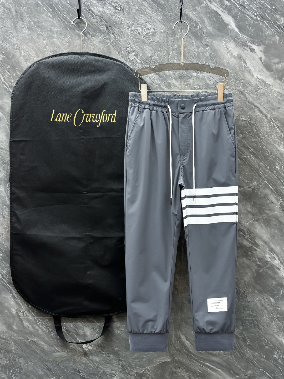 NO:136270,TB# 2025 Tiansi Nylon four-sided spring and summer casual pants. A new interpretation of aesthetics, interprets a rich style of style and style, with a strong sense of detail and design. The classic brand logo is used as a color combination to interpret classic brand fashion, adding luster to the overall shape. Imported fabrics are light and refreshing, soft and comfortable. The inner weaving surface is flat and breathable, simple and unique charm. European trade channels, Italian overseas warehouse straight hair, and overseas boutique limited sales. 25 spring and summer new casual and fashionable trousers, these trousers use the design of big brands to create a fashionable and trendy style, with exquisite details and in place, showing super high quality.  The trousers are decorated with iconic brand logos, highlighting the brand style, creating fashionable and diverse styles. The imported fabric is carefully crafted, soft and comfortable, and skin-friendly and breathable. It is a pair of pants that are comfortable for both home and out. You can go out with a T-shirt Polo~ Color Black Gray Size: M L XL 2XL 3XL M size waist 74-Hip circumference 98-Pants length 99-Feet mouth 24 L size waist 78-Hip circumference 102-Pants length 99-Feet mouth 25 XL size waist 82-Hip circumference 106-Pants length 100-Feet mouth 26 2XL size waist 86-Hip circumference-110-Pants length 101-Feet mouth 27 3XL size waist 90-Hip circumference 114-Pants length 102-Pants mouth 28,,tees,t-shirt,alexander wang19860909TB# 2025 天丝锦纶四面弹春夏休闲裤子 美学的焕新诠释,演绎浓郁的格调型时尚风范,细节感和设计感强悍.经典品牌标识做为色彩搭配,演绎经典的品牌时尚,为整体造型增光添彩.进口面料,轻薄清爽,柔软舒适.内里织面平整透气性极佳,简洁而富有独特魅力. 欧洲贸易渠道,意大利海外仓直发,海外精品限定销售.25春夏新款休闲时尚长裤,这款长裤采用大牌的设计打造时尚潮流感,细节处理精致到位,展现超高的品质. 裤身上点缀标志性品牌标识,彰显品牌格调,打造时尚多样的造型.进口面料精心打造,柔软舒适,还亲肤透气,是居家和外出都很舒适的一款裤子,随便搭个T恤Polo就可以出门啦~ 颜色黑色 灰色 尺码:M L XL 2XL 3XL M码腰围74-臀围98-裤长99-脚口24 L码腰围78-臀围102-裤长99-脚口25 XL码腰围82-臀围106-裤长100-脚口26 2XL码腰围86-臀围-110-裤长101-脚口27 3XL码腰围90-臀围114-裤长102-脚口28,,tees，t-shirt,alexander wang,Men's clothing