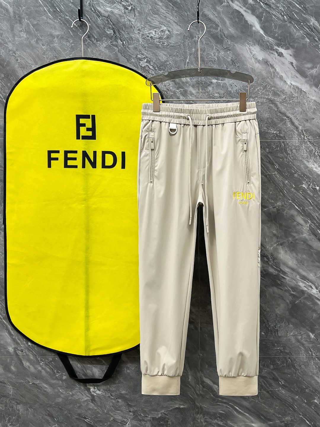 NO:136272,FENDI# 2025 Tiansi Nylon four-sided spring and summer casual pants are a new interpretation of aesthetics, interpreting a rich style of style, with a strong sense of detail and design. The classic brand logo is used as a color combination to interpret classic brand fashion, adding luster to the overall shape. Imported fabrics are light and refreshing, soft and comfortable. The inner woven surface is flat and breathable, simple and unique charm. European trade channels, Italian overseas warehouse straight hair, and overseas boutique limited sales. 25 spring and summer new casual and fashionable trousers, these trousers use the design of big brands to create a fashionable and trendy style, with exquisite details and in place, showing super high quality.  The trousers are decorated with iconic brand logos, highlighting the brand style, creating fashionable and diverse styles. The imported fabric is carefully crafted, soft and comfortable, and skin-friendly and breathable. It is a pair of pants that are comfortable at home and out. You can go out with a T-shirt Polo~ Color black Apricot Green Size: M L XL 2XL 3XL M size waist 74-Hip circumference 98-Pants length 99-Feet mouth 24 L size waist 78-Hip circumference 102-Pants length 99-Feet mouth 25 XL size waist 82-Hip circumference 106-Pants length 100-Feet mouth 26 2XL size waist 86-Hip circumference-110-Pants length 101-Feet mouth 27 3XL size waist 90-Hip circumference 114-Pants length 102-Pants mouth 28,,fendi,tees,t-shirt,alexander  wang19860909FENDI# 2025 天丝锦纶四面弹春夏休闲裤子 美学的焕新诠释,演绎浓郁的格调型时尚风范,细节感和设计感强悍.经典品牌标识做为色彩搭配,演绎经典的品牌时尚,为整体造型增光添彩.进口面料,轻薄清爽,柔软舒适.内里织面平整透气性极佳,简洁而富有独特魅力. 欧洲贸易渠道,意大利海外仓直发,海外精品限定销售.25春夏新款休闲时尚长裤,这款长裤采用大牌的设计打造时尚潮流感,细节处理精致到位,展现超高的品质. 裤身上点缀标志性品牌标识,彰显品牌格调,打造时尚多样的造型.进口面料精心打造,柔软舒适,还亲肤透气,是居家和外出都很舒适的一款裤子,随便搭个T恤Polo就可以出门啦~ 颜色黑色 杏色 绿色 尺码:M L XL 2XL 3XL M码腰围74-臀围98-裤长99-脚口24 L码腰围78-臀围102-裤长99-脚口25 XL码腰围82-臀围106-裤长100-脚口26 2XL码腰围86-臀围-110-裤长101-脚口27 3XL码腰围90-臀围114-裤长102-脚口28,,fendi,tees，t-shirt,alexander wang,Men's clothing