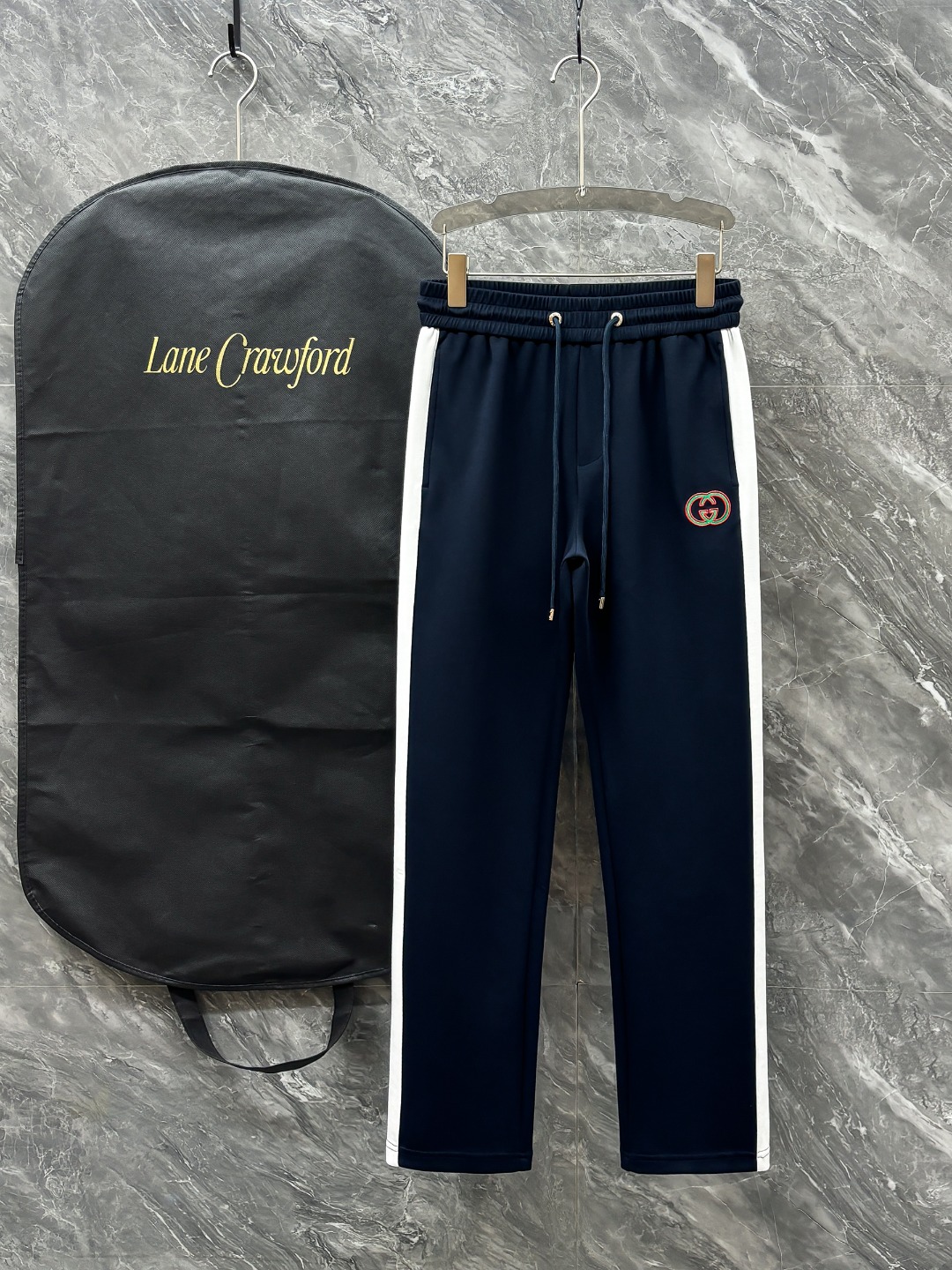 NO:138678,GUCCI# 2025 Coppermine Modal air layer spring and summer casual pants are a new interpretation of aesthetics, interpreting a rich style of style, with a strong sense of detail and design. The classic brand logo is used as a color combination to interpret classic brand fashion, adding luster to the overall shape. Imported fabrics are light and refreshing, soft and comfortable. The inner weaving surface is flat and breathable, simple and unique charm. European trade channels, Italian overseas warehouse straight hair, and overseas boutique limited sales. 25 spring and summer new casual and fashionable trousers, these trousers use the design of big brands to create a fashionable and trendy style, with exquisite details and in place, showing super high quality.  The trousers are decorated with iconic brand logos, highlighting the brand style, creating fashionable and diverse styles. The imported fabric is carefully crafted, soft and comfortable, and skin-friendly and breathable. It is a pair of pants that are comfortable at home and out. You can go out with a T-shirt Polo~ Color Black Blue Size: M L XL 2XL 3XL M Size waist 74-Hip circumference 98-Pants length 99-Feet mouth 24 L Size waist 78-Hip circumference 102-Pants length 99-Feet mouth 25 XL Size waist 82-Hip circumference 106-Pants length 100-Feet mouth 26 2XL Size waist 86-Hip circumference-110-Pants length 101-Feet mouth 27 3XL Size waist 90-Hip circumference 114-Pants length 102-Pants mouth 28, gucci,tees, t-shirt,alexander  wang19860909GUCCI# 2025 铜氨丝莫代尔空气层春夏休闲裤子 美学的焕新诠释,演绎浓郁的格调型时尚风范,细节感和设计感强悍.经典品牌标识做为色彩搭配,演绎经典的品牌时尚,为整体造型增光添彩.进口面料,轻薄清爽,柔软舒适.内里织面平整透气性极佳,简洁而富有独特魅力. 欧洲贸易渠道,意大利海外仓直发,海外精品限定销售.25春夏新款休闲时尚长裤,这款长裤采用大牌的设计打造时尚潮流感,细节处理精致到位,展现超高的品质. 裤身上点缀标志性品牌标识,彰显品牌格调,打造时尚多样的造型.进口面料精心打造,柔软舒适,还亲肤透气,是居家和外出都很舒适的一款裤子,随便搭个T恤Polo就可以出门啦~ 颜色黑色 蓝色 尺码:M L XL 2XL 3XL M码腰围74-臀围98-裤长99-脚口24 L码腰围78-臀围102-裤长99-脚口25 XL码腰围82-臀围106-裤长100-脚口26 2XL码腰围86-臀围-110-裤长101-脚口27 3XL码腰围90-臀围114-裤长102-脚口28,,gucci,tees，t-shirt,alexander wang,Men's clothing