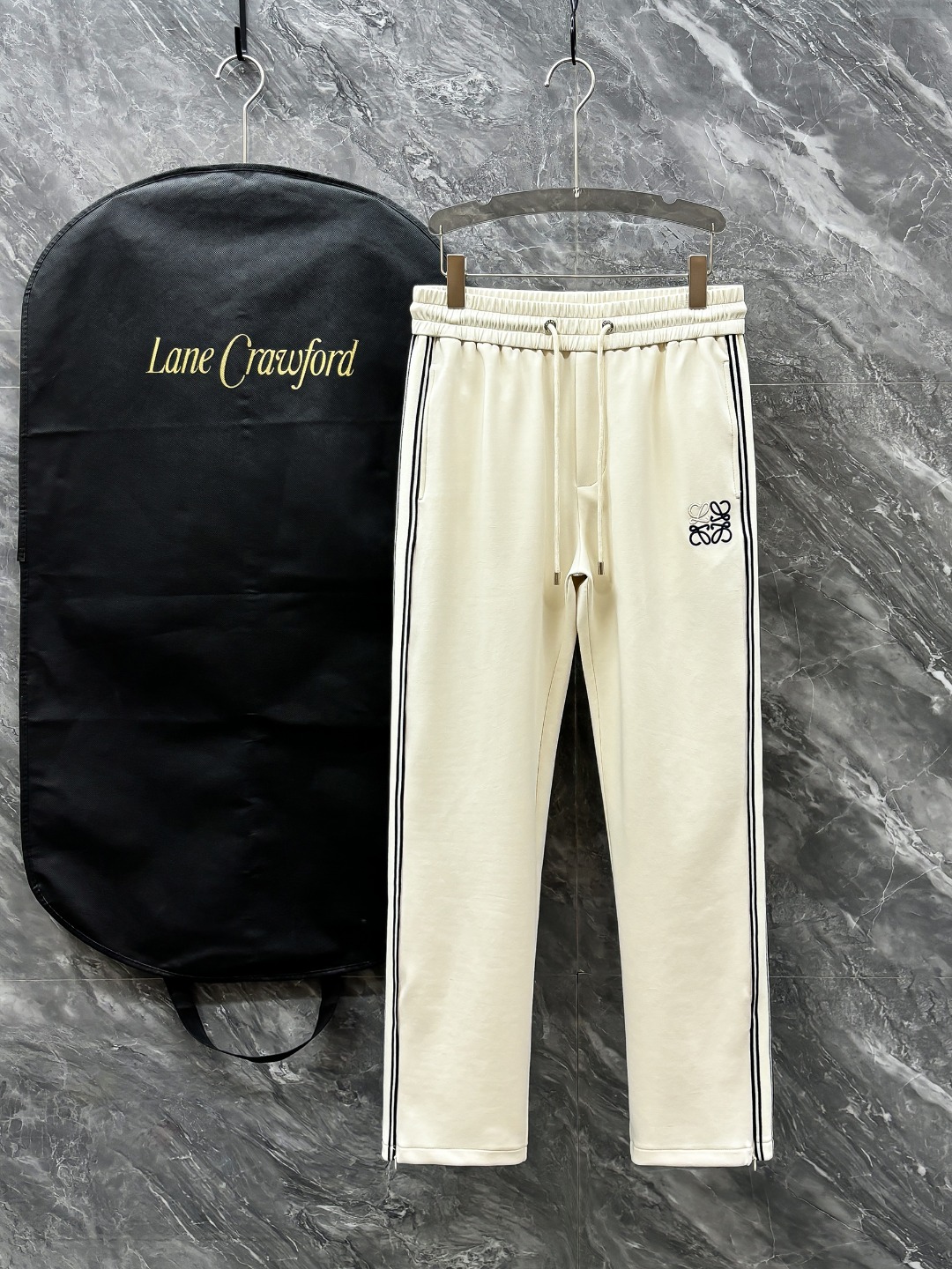 NO:138684,LOEWE# 2025 Coppermine Modal air layer spring and summer casual pants are a new aesthetic interpretation, interpreting a rich style of style, with a strong sense of detail and design. The classic brand logo is used as a color combination to interpret classic brand fashion, adding luster to the overall look. Imported fabrics are light and refreshing, soft and comfortable. The inner weaving surface is flat and breathable, simple and unique charm. European trade channels, Italian overseas warehouse straight hair, and overseas boutique limited sales. 25 spring and summer new casual and fashionable trousers, these trousers use the design of big brands to create a fashionable and trendy style, with exquisite details and in place, showing super high quality.  The trousers are decorated with iconic brand logos, highlighting the brand style, creating fashionable and diverse styles. The imported fabric is carefully crafted, soft and comfortable, and skin-friendly and breathable. It is a pair of pants that are comfortable for both home and out. You can go out with a T-shirt Polo~ Color black Apricot Size: M L XL 2XL 3XL M size waist 74-Hip circumference 98-Pants length 99-Feet mouth 24 L size waist 78-Hip circumference 102-Pants length 99-Feet mouth 25 XL size waist 82-Hip circumference 106-Pants length 100-Feet mouth 26 2XL size waist 86-Hip circumference-110-Pants length 101-Feet mouth 27 3XL size waist 90-Hip circumference 114-Pants length 102-Pants mouth 28, loewe,tees,t-shirt,alexander  wang19860909LOEWE# 2025 铜氨丝莫代尔空气层春夏休闲裤子 美学的焕新诠释,演绎浓郁的格调型时尚风范,细节感和设计感强悍.经典品牌标识做为色彩搭配,演绎经典的品牌时尚,为整体造型增光添彩.进口面料,轻薄清爽,柔软舒适.内里织面平整透气性极佳,简洁而富有独特魅力. 欧洲贸易渠道,意大利海外仓直发,海外精品限定销售.25春夏新款休闲时尚长裤,这款长裤采用大牌的设计打造时尚潮流感,细节处理精致到位,展现超高的品质. 裤身上点缀标志性品牌标识,彰显品牌格调,打造时尚多样的造型.进口面料精心打造,柔软舒适,还亲肤透气,是居家和外出都很舒适的一款裤子,随便搭个T恤Polo就可以出门啦~ 颜色黑色 杏色 尺码:M L XL 2XL 3XL M码腰围74-臀围98-裤长99-脚口24 L码腰围78-臀围102-裤长99-脚口25 XL码腰围82-臀围106-裤长100-脚口26 2XL码腰围86-臀围-110-裤长101-脚口27 3XL码腰围90-臀围114-裤长102-脚口28,,loewe,tees，t-shirt,alexander wang,Men's clothing