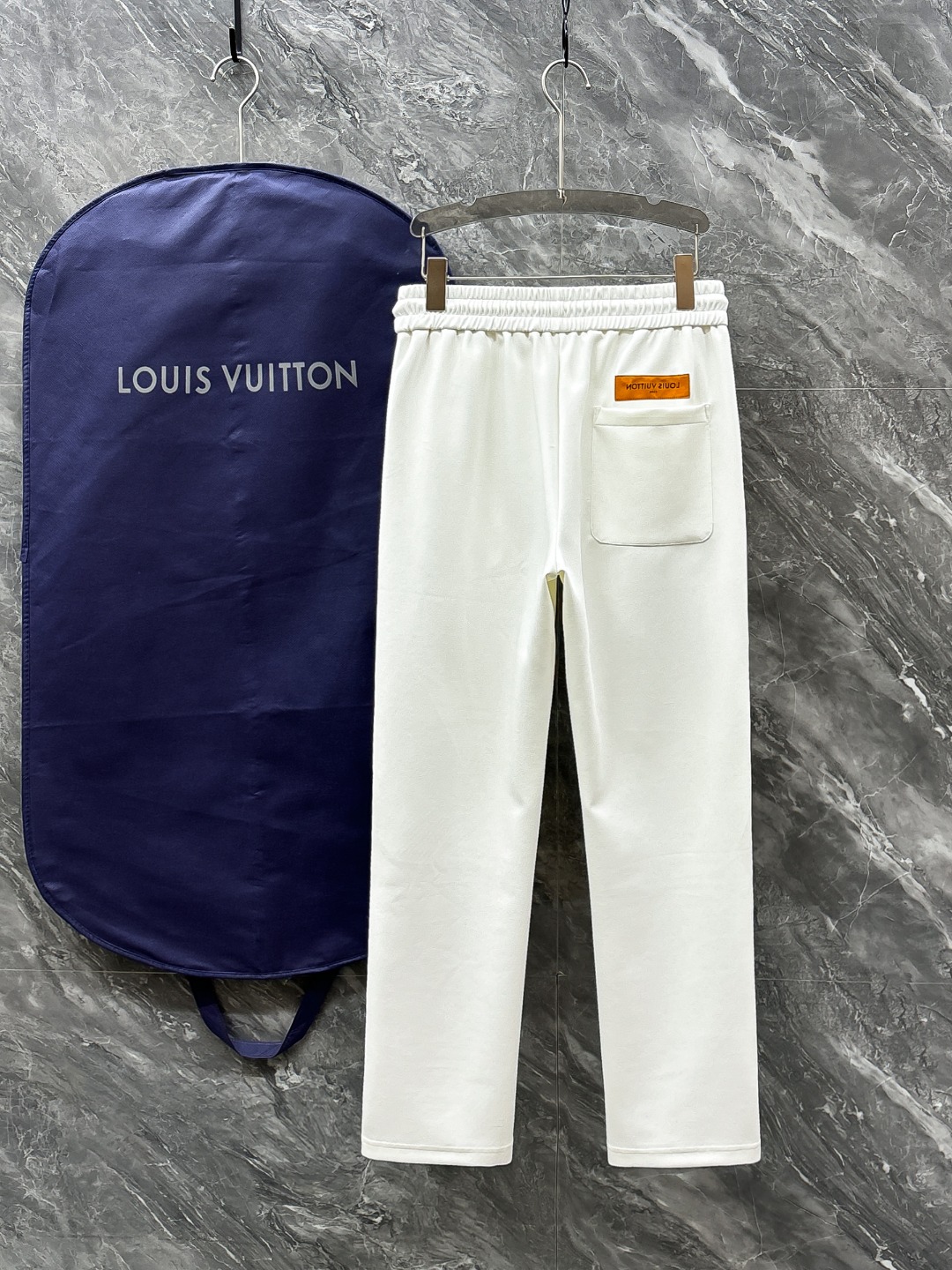 NO:138690,L-VUITTON# 2025 Coppermine Modal air layer spring and summer casual pants are a new aesthetic interpretation, interpreting a rich style of style, with a strong sense of detail and design. The classic brand logo is used as a color combination to interpret classic brand fashion, adding luster to the overall shape. Imported fabrics are light and refreshing, soft and comfortable. The inner weaving surface is flat and breathable, simple and unique charm. European trade channels, Italian overseas warehouse straight hair, and overseas boutique limited sales. 25 spring and summer new casual and fashionable trousers, these trousers use the design of big brands to create a fashionable and trendy style, with exquisite details and in place, showing super high quality.  The trousers are decorated with iconic brand logos, highlighting the brand style, creating fashionable and diverse styles. The imported fabric is carefully crafted, soft and comfortable, and skin-friendly and breathable. It is a pair of pants that are comfortable for both home and out. You can go out with a T-shirt Polo~ Color black and white Size: M L XL 2XL 3XL M size waist 74- hip 98- pants length 99- foot mouth 24 L size waist 78- hip 102- pants length 99- foot mouth 25 XL size waist 82- hip 106- pants length 100- foot mouth 26 2XL size waist 86- hip 110- pants length 101- foot mouth 27 3XL size waist 90- hip 114- pants length 102- foot mouth 28,,tees,t-shirt,alexander wang19860909L-VUITTON# 2025 铜氨丝莫代尔空气层春夏休闲裤子 美学的焕新诠释,演绎浓郁的格调型时尚风范,细节感和设计感强悍.经典品牌标识做为色彩搭配,演绎经典的品牌时尚,为整体造型增光添彩.进口面料,轻薄清爽,柔软舒适.内里织面平整透气性极佳,简洁而富有独特魅力. 欧洲贸易渠道,意大利海外仓直发,海外精品限定销售.25春夏新款休闲时尚长裤,这款长裤采用大牌的设计打造时尚潮流感,细节处理精致到位,展现超高的品质. 裤身上点缀标志性品牌标识,彰显品牌格调,打造时尚多样的造型.进口面料精心打造,柔软舒适,还亲肤透气,是居家和外出都很舒适的一款裤子,随便搭个T恤Polo就可以出门啦~ 颜色黑色 白色 尺码:M L XL 2XL 3XL M码腰围74-臀围98-裤长99-脚口24 L码腰围78-臀围102-裤长99-脚口25 XL码腰围82-臀围106-裤长100-脚口26 2XL码腰围86-臀围-110-裤长101-脚口27 3XL码腰围90-臀围114-裤长102-脚口28,,tees，t-shirt,alexander wang,Men's clothing