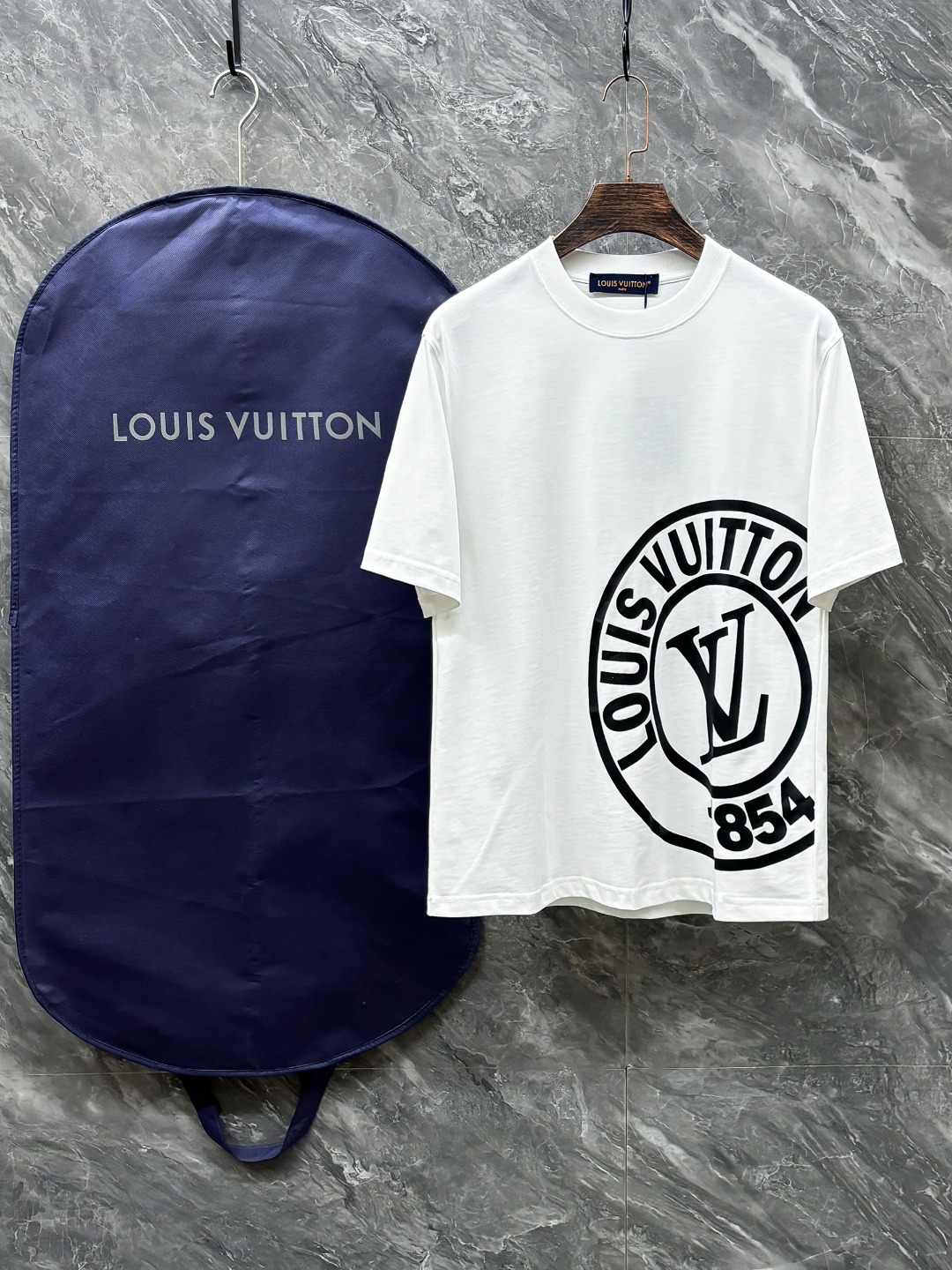 NO:138695,L.Vuitton# 2025 spring and summer new round neck, the latest short-sleeved round neck T-shirt in the first counter, high-end customization, avant-garde and fashionable design, brand logo heavy craftsmanship design, high-end customized original fabric, soft touch, comfortable wearing of the upper body, exquisite car line, fine workmanship, invincible and handsome, must-have items for handsome men, color black and white, S-2XL, T-shirt,tees, t-shirt,alexander wang19860909L.Vuitton# 2025春夏新款圆领 首发专柜最新款短袖圆领T恤 高端订制 设计前卫时尚 品牌logo重工艺设计 高端定制原版面料 手感柔软 上身穿着舒适 专柜级别精致车线 做工精细 上身效果无敌帅气 型男必备单品 颜色黑色.白色 码数S-2XL,,T-shirt,tees，t-shirt,alexander wang,Men's clothing
