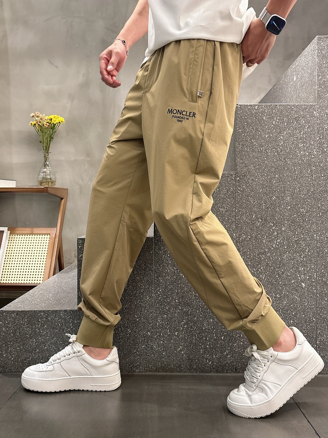 NO:139688,MONCLER# 2025 Tiansi Nylon four-sided spring and summer casual pants are a new interpretation of aesthetics, interpreting a rich style of style, with a strong sense of detail and design. The classic brand logo is used as a color combination to interpret classic brand fashion, adding luster to the overall shape. Imported fabrics are light and refreshing, soft and comfortable. The inner weaving surface is flat and breathable, simple and unique charm. European trade channels, Italian overseas warehouse straight hair, and overseas boutique limited sales. 25 spring and summer new casual and fashionable trousers, these trousers use the design of big brands to create a fashionable and trendy style, with exquisite details and in place, showing super high quality.  The trousers are decorated with iconic brand logos, highlighting the brand style, creating fashionable and diverse styles. The imported fabric is carefully crafted, soft and comfortable, and skin-friendly and breathable. It is a pair of pants that are comfortable for both home and out. You can go out with a T-shirt Polo~ Color black, white, apricot color Size: M L XL 2XL 3XL M size waist 74-Hip 98-Pants length 99-Feet mouth 24 L size waist 78-Hip 102-Pants length 99-Feet mouth 25 XL size waist 82-Hip 106-Pants length 100-Feet mouth 26 2XL size waist 86-Hip 110-Pants length 101-Feet mouth 27 3XL size waist 90-Hip 114-Pants length 102-Feet mouth 28,,christian  louboutin,tees,t-shirt,alexander wang19860909MONCLER# 2025 天丝锦纶四面弹春夏休闲裤子 美学的焕新诠释,演绎浓郁的格调型时尚风范,细节感和设计感强悍.经典品牌标识做为色彩搭配,演绎经典的品牌时尚,为整体造型增光添彩.进口面料,轻薄清爽,柔软舒适.内里织面平整透气性极佳,简洁而富有独特魅力. 欧洲贸易渠道,意大利海外仓直发,海外精品限定销售.25春夏新款休闲时尚长裤,这款长裤采用大牌的设计打造时尚潮流感,细节处理精致到位,展现超高的品质. 裤身上点缀标志性品牌标识,彰显品牌格调,打造时尚多样的造型.进口面料精心打造,柔软舒适,还亲肤透气,是居家和外出都很舒适的一款裤子,随便搭个T恤Polo就可以出门啦~ 颜色黑色 白色 杏色 尺码:M L XL 2XL 3XL M码腰围74-臀围98-裤长99-脚口24 L码腰围78-臀围102-裤长99-脚口25 XL码腰围82-臀围106-裤长100-脚口26 2XL码腰围86-臀围-110-裤长101-脚口27 3XL码腰围90-臀围114-裤长102-脚口28,,christian louboutin,tees，t-shirt,alexander wang,Men's clothing