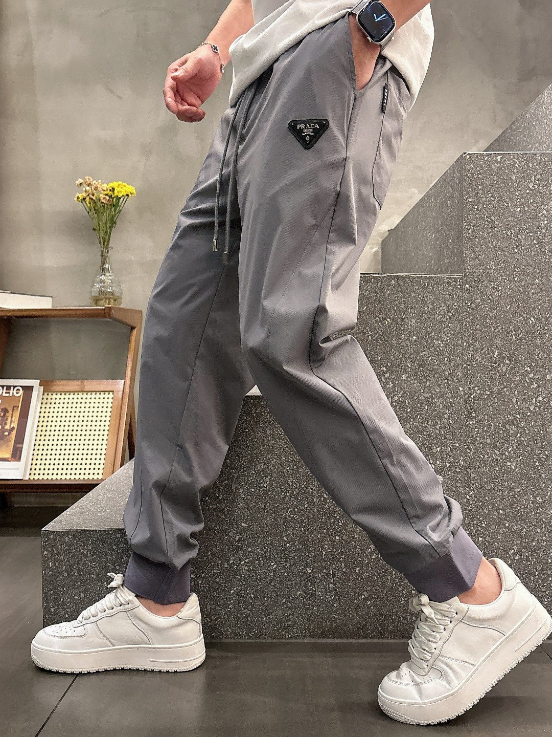 NO:139639,PRADA# 2025 Tiansi Nylon four-sided spring and summer casual pants. A new interpretation of aesthetics, interprets a rich style of style and style, with a strong sense of detail and design. The classic brand logo is used as a color combination to interpret classic brand fashion, adding luster to the overall shape. Imported fabrics are light and refreshing, soft and comfortable. The inner weaving surface is flat and breathable, simple and unique charm. European trade channels, Italian overseas warehouse straight hair, and overseas boutique limited sales. 25 spring and summer new casual and fashionable trousers, these trousers use the design of big brands to create a fashionable and trendy style, with exquisite details and in place, showing super high quality.  The trousers are decorated with iconic brand logos, highlighting the brand style, creating fashionable and diverse styles. The imported fabric is carefully crafted, soft and comfortable, and skin-friendly and breathable. It is a pair of pants that are comfortable for both home and out. You can go out with a T-shirt Polo~ Color Black Gray Size: M L XL 2XL 3XL M size waist 74-Hip circumference 98-Pants length 99-Feet 24 L size waist 78-Hip circumference 102-Pants length 99-Feet 25 XL size waist 82-Hip circumference 106-Pants length 100-Feet 26 2XL size waist 86-Hip circumference-110-Pants length 101-Feet 27 3XL size waist 90-Hip circumference 114-Pants length 102-Pants mouth 28,,prada,tees,t-shirt,alexander wang19860909PRADA# 2025 天丝锦纶四面弹春夏休闲裤子 美学的焕新诠释,演绎浓郁的格调型时尚风范,细节感和设计感强悍.经典品牌标识做为色彩搭配,演绎经典的品牌时尚,为整体造型增光添彩.进口面料,轻薄清爽,柔软舒适.内里织面平整透气性极佳,简洁而富有独特魅力. 欧洲贸易渠道,意大利海外仓直发,海外精品限定销售.25春夏新款休闲时尚长裤,这款长裤采用大牌的设计打造时尚潮流感,细节处理精致到位,展现超高的品质. 裤身上点缀标志性品牌标识,彰显品牌格调,打造时尚多样的造型.进口面料精心打造,柔软舒适,还亲肤透气,是居家和外出都很舒适的一款裤子,随便搭个T恤Polo就可以出门啦~ 颜色黑色 灰色 尺码:M L XL 2XL 3XL M码腰围74-臀围98-裤长99-脚口24 L码腰围78-臀围102-裤长99-脚口25 XL码腰围82-臀围106-裤长100-脚口26 2XL码腰围86-臀围-110-裤长101-脚口27 3XL码腰围90-臀围114-裤长102-脚口28,,prada,tees，t-shirt,alexander wang,Men's clothing