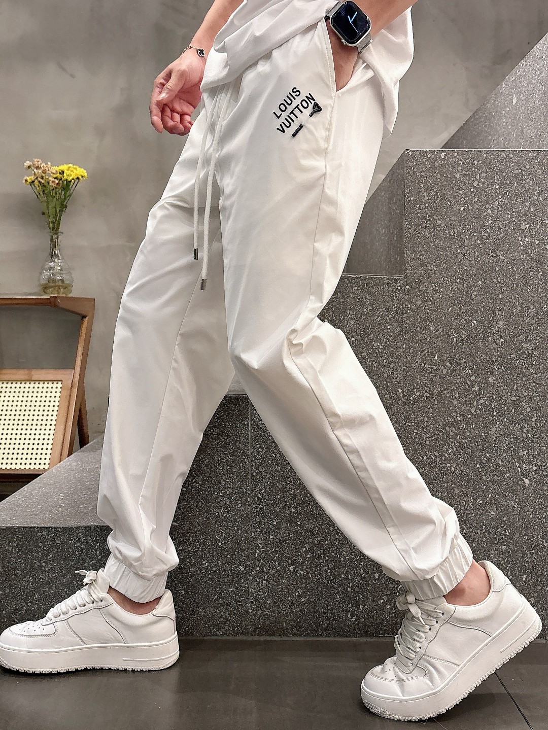 NO:139645,LV# 2025 Tiansi Nylon four-sided spring and summer casual pants. The aesthetic is refreshing interpretation, interpreting a rich style of style and fashion style, with a strong sense of detail and design. The classic brand logo is used as a color combination to interpret classic brand fashion, adding luster to the overall shape. Imported fabrics are light and refreshing, soft and comfortable. The inner weaving surface is flat and breathable, simple and unique charm. European trade channels, Italian overseas warehouse straight hair, and overseas boutique limited sales. 25 spring and summer new casual and fashionable trousers, these trousers use the design of big brands to create a fashionable and trendy style, with exquisite details and in place, showing super high quality.  The trousers are decorated with iconic brand logos, highlighting the brand style, creating fashionable and diverse styles. The imported fabric is carefully crafted, soft and comfortable, and skin-friendly and breathable. It is a pair of pants that are comfortable for both home and out. You can go out with a T-shirt Polo~ Color black and white Size: M L XL 2XL 3XL M size waist 74-Hip circumference 98-Pants length 99-Feet mouth 24 L size waist 78-Hip circumference 102-Pants length 99-Feet mouth 25 XL size waist 82-Hip circumference 106-Pants length 100-Feet mouth 26 2XL size waist 86-Hip circumference-110-Pants length 101-Feet mouth 27 3XL size waist 90-Hip circumference 114-Pants length 102-Feet mouth 28,,louis  vuitton,tees,t-shirt,alexander wang19860909LV# 2025 天丝锦纶四面弹春夏休闲裤子 美学的焕新诠释,演绎浓郁的格调型时尚风范,细节感和设计感强悍.经典品牌标识做为色彩搭配,演绎经典的品牌时尚,为整体造型增光添彩.进口面料,轻薄清爽,柔软舒适.内里织面平整透气性极佳,简洁而富有独特魅力. 欧洲贸易渠道,意大利海外仓直发,海外精品限定销售.25春夏新款休闲时尚长裤,这款长裤采用大牌的设计打造时尚潮流感,细节处理精致到位,展现超高的品质. 裤身上点缀标志性品牌标识,彰显品牌格调,打造时尚多样的造型.进口面料精心打造,柔软舒适,还亲肤透气,是居家和外出都很舒适的一款裤子,随便搭个T恤Polo就可以出门啦~ 颜色黑色 白色 尺码:M L XL 2XL 3XL M码腰围74-臀围98-裤长99-脚口24 L码腰围78-臀围102-裤长99-脚口25 XL码腰围82-臀围106-裤长100-脚口26 2XL码腰围86-臀围-110-裤长101-脚口27 3XL码腰围90-臀围114-裤长102-脚口28,,louis vuitton,tees，t-shirt,alexander wang,Men's clothing