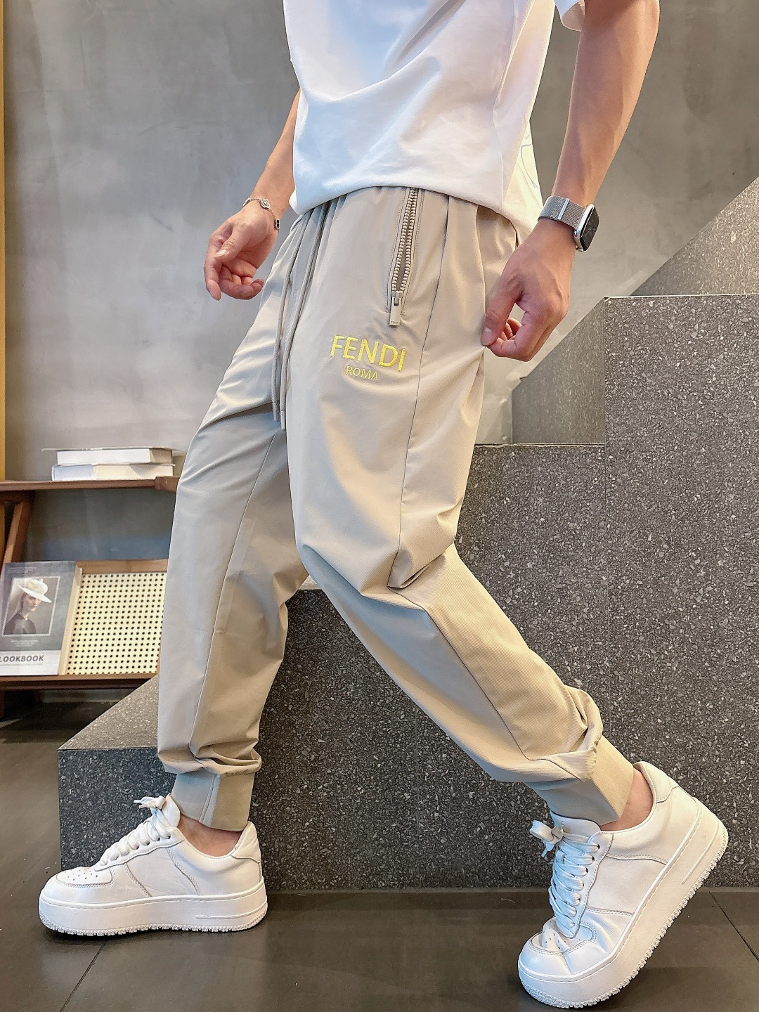 NO:143328,FD# 2025 Tiansi Nylon four-sided spring and summer casual pants. A new interpretation of aesthetics, interprets a rich style of style and style, with a strong sense of detail and design. The classic brand logo is used as a color combination to interpret classic brand fashion, adding luster to the overall shape. Imported fabrics are light and refreshing, soft and comfortable. The inner weaving surface is flat and breathable, simple and unique charm. European trade channels, Italian overseas warehouse straight hair, and overseas boutique limited sales. 25 spring and summer new casual and fashionable trousers, these trousers use the design of big brands to create a fashionable and trendy style, with exquisite details and in place, showing super high quality.  The trousers are decorated with iconic brand logos, highlighting the brand style, creating fashionable and diverse styles. The imported fabric is carefully crafted, soft and comfortable, and skin-friendly and breathable. It is a pair of pants that are comfortable for both home and out. You can go out with a T-shirt Polo~ Color black, green, apricot color Size: M L XL 2XL 3XL M size waist 74- hip 98- pants length 99- foot mouth 24 L size waist 78- hip 102- pants length 99- foot mouth 25 XL size waist 82- hip 106- pants length 100- foot mouth 26 2XL size waist 86- hip 110- pants length 101- foot mouth 27 3XL size waist 90- hip 114- pants length 102- foot mouth 28,,tees,t-shirt,alexander wang19860909FD# 2025 天丝锦纶四面弹春夏休闲裤子 美学的焕新诠释,演绎浓郁的格调型时尚风范,细节感和设计感强悍.经典品牌标识做为色彩搭配,演绎经典的品牌时尚,为整体造型增光添彩.进口面料,轻薄清爽,柔软舒适.内里织面平整透气性极佳,简洁而富有独特魅力. 欧洲贸易渠道,意大利海外仓直发,海外精品限定销售.25春夏新款休闲时尚长裤,这款长裤采用大牌的设计打造时尚潮流感,细节处理精致到位,展现超高的品质. 裤身上点缀标志性品牌标识,彰显品牌格调,打造时尚多样的造型.进口面料精心打造,柔软舒适,还亲肤透气,是居家和外出都很舒适的一款裤子,随便搭个T恤Polo就可以出门啦~ 颜色黑色 绿色 杏色 尺码:M L XL 2XL 3XL M码腰围74-臀围98-裤长99-脚口24 L码腰围78-臀围102-裤长99-脚口25 XL码腰围82-臀围106-裤长100-脚口26 2XL码腰围86-臀围-110-裤长101-脚口27 3XL码腰围90-臀围114-裤长102-脚口28,,tees，t-shirt,alexander wang,Men's clothing