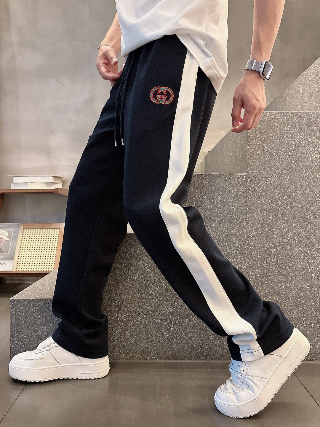 NO:143343,GU# 2025 Coppermine Modal air layer spring and summer casual pants are a new aesthetic interpretation, interpreting a rich style of style, with a strong sense of detail and design. The classic brand logo is used as a color combination to interpret classic brand fashion, adding luster to the overall shape. Imported fabrics are light and refreshing, soft and comfortable. The inner weaving surface is flat and breathable, simple and unique charm. European trade channels, Italian overseas warehouse straight hair, and overseas boutique limited sales. 25 spring and summer new casual and fashionable trousers, these trousers use the design of big brands to create a fashionable and trendy style, with exquisite details and in place, showing super high quality.  The trousers are decorated with iconic brand logos, highlighting the brand style, creating fashionable and diverse styles. The imported fabric is carefully crafted, soft and comfortable, and skin-friendly and breathable. It is a pair of pants that are comfortable for both home and out. You can go out with a T-shirt Polo~ Color Black Blue Size: M L XL 2XL 3XL M Size waist 74-Hip circumference 98-Pants length 99-Feet 24 L Size waist 78-Hip circumference 102-Pants length 99-Feet 25 XL Size waist 82-Hip circumference 106-Pants length 100-Feet 26 2XL Size waist 86-Hip circumference-110-Pants length 101-Feet 27 3XL Size waist 90-Hip circumference 114-Pants length 102-Pants mouth 28,,tees,t-shirt,alexander wang19860909GU# 2025 铜氨丝莫代尔空气层春夏休闲裤子 美学的焕新诠释,演绎浓郁的格调型时尚风范,细节感和设计感强悍.经典品牌标识做为色彩搭配,演绎经典的品牌时尚,为整体造型增光添彩.进口面料,轻薄清爽,柔软舒适.内里织面平整透气性极佳,简洁而富有独特魅力. 欧洲贸易渠道,意大利海外仓直发,海外精品限定销售.25春夏新款休闲时尚长裤,这款长裤采用大牌的设计打造时尚潮流感,细节处理精致到位,展现超高的品质. 裤身上点缀标志性品牌标识,彰显品牌格调,打造时尚多样的造型.进口面料精心打造,柔软舒适,还亲肤透气,是居家和外出都很舒适的一款裤子,随便搭个T恤Polo就可以出门啦~ 颜色黑色 蓝色 尺码:M L XL 2XL 3XL M码腰围74-臀围98-裤长99-脚口24 L码腰围78-臀围102-裤长99-脚口25 XL码腰围82-臀围106-裤长100-脚口26 2XL码腰围86-臀围-110-裤长101-脚口27 3XL码腰围90-臀围114-裤长102-脚口28,,tees，t-shirt,alexander wang,Men's clothing