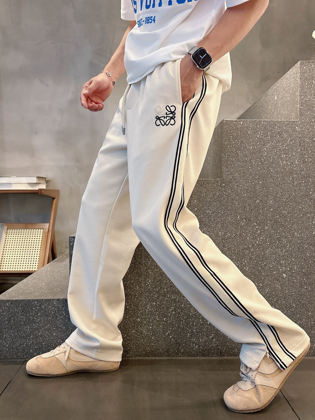 NO:143349,LO# 2025 Coppermine Modal air layer spring and summer casual pants are a new interpretation of aesthetics, interpreting a rich style of style, with a strong sense of detail and design. The classic brand logo is used as a color combination to interpret classic brand fashion, adding luster to the overall shape. Imported fabrics are light and refreshing, soft and comfortable. The inner weaving surface is flat and breathable, simple and unique charm. European trade channels, Italian overseas warehouse straight hair, and overseas boutique limited sales. 25 spring and summer new casual and fashionable trousers, these trousers use the design of big brands to create a fashionable and trendy style, with exquisite details and in place, showing super high quality.  The trousers are decorated with iconic brand logos, highlighting the brand style, creating fashionable and diverse styles. The imported fabric is carefully crafted, soft and comfortable, and skin-friendly and breathable. It is a pair of pants that are comfortable for both home and out. You can go out with a T-shirt Polo~ Color black Apricot Size: M L XL 2XL 3XL M size waist 74-Hip circumference 98-Pants length 99-Feet mouth 24 L size waist 78-Hip circumference 102-Pants length 99-Feet mouth 25 XL size waist 82-Hip circumference 106-Pants length 100-Feet mouth 26 2XL size waist 86-Hip circumference-110-Pants length 101-Feet mouth 27 3XL size waist 90-Hip circumference 114-Pants length 102-Pants mouth 28,,tees,t-shirt,alexander wang19860909LO# 2025 铜氨丝莫代尔空气层春夏休闲裤子 美学的焕新诠释,演绎浓郁的格调型时尚风范,细节感和设计感强悍.经典品牌标识做为色彩搭配,演绎经典的品牌时尚,为整体造型增光添彩.进口面料,轻薄清爽,柔软舒适.内里织面平整透气性极佳,简洁而富有独特魅力. 欧洲贸易渠道,意大利海外仓直发,海外精品限定销售.25春夏新款休闲时尚长裤,这款长裤采用大牌的设计打造时尚潮流感,细节处理精致到位,展现超高的品质. 裤身上点缀标志性品牌标识,彰显品牌格调,打造时尚多样的造型.进口面料精心打造,柔软舒适,还亲肤透气,是居家和外出都很舒适的一款裤子,随便搭个T恤Polo就可以出门啦~ 颜色黑色 杏色 尺码:M L XL 2XL 3XL M码腰围74-臀围98-裤长99-脚口24 L码腰围78-臀围102-裤长99-脚口25 XL码腰围82-臀围106-裤长100-脚口26 2XL码腰围86-臀围-110-裤长101-脚口27 3XL码腰围90-臀围114-裤长102-脚口28,,tees，t-shirt,alexander wang,Men's clothing