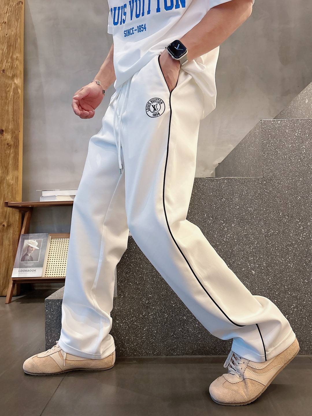 NO:143355,LV# 2025 Copperamide Modal air layer spring and summer casual pants are a new interpretation of aesthetics, interpreting a rich style of style, with a strong sense of detail and design. The classic brand logo is used as a color combination to interpret classic brand fashion, adding luster to the overall shape. Imported fabrics are light and refreshing, soft and comfortable. The inner weaving surface is flat and breathable, simple and unique charm. European trade channels, Italian overseas warehouse straight hair, and overseas boutique limited sales. 25 spring and summer new casual and fashionable trousers, these trousers use the design of big brands to create a fashionable and trendy style, with exquisite details and in place, showing super high quality.  The trousers are decorated with iconic brand logos, highlighting the brand style, creating fashionable and diverse styles. The imported fabric is carefully crafted, soft and comfortable, and skin-friendly and breathable. It is a pair of pants that are comfortable for both home and out. You can go out with a T-shirt Polo~ Color black and white Size: M L XL 2XL 3XL M size waist 74-Hip circumference 98-Pants length 99-Feet mouth 24 L size waist 78-Hip circumference 102-Pants length 99-Feet mouth 25 XL size waist 82-Hip circumference 106-Pants length 100-Feet mouth 26 2XL size waist 86-Hip circumference-110-Pants length 101-Feet mouth 27 3XL size waist 90-Hip circumference 114-Pants length 102-Feet mouth 28,,louis  vuitton,tees,t-shirt,alexander wang19860909LV# 2025 铜氨丝莫代尔空气层春夏休闲裤子 美学的焕新诠释,演绎浓郁的格调型时尚风范,细节感和设计感强悍.经典品牌标识做为色彩搭配,演绎经典的品牌时尚,为整体造型增光添彩.进口面料,轻薄清爽,柔软舒适.内里织面平整透气性极佳,简洁而富有独特魅力. 欧洲贸易渠道,意大利海外仓直发,海外精品限定销售.25春夏新款休闲时尚长裤,这款长裤采用大牌的设计打造时尚潮流感,细节处理精致到位,展现超高的品质. 裤身上点缀标志性品牌标识,彰显品牌格调,打造时尚多样的造型.进口面料精心打造,柔软舒适,还亲肤透气,是居家和外出都很舒适的一款裤子,随便搭个T恤Polo就可以出门啦~ 颜色黑色 白色 尺码:M L XL 2XL 3XL M码腰围74-臀围98-裤长99-脚口24 L码腰围78-臀围102-裤长99-脚口25 XL码腰围82-臀围106-裤长100-脚口26 2XL码腰围86-臀围-110-裤长101-脚口27 3XL码腰围90-臀围114-裤长102-脚口28,,louis vuitton,tees，t-shirt,alexander wang,Men's clothing