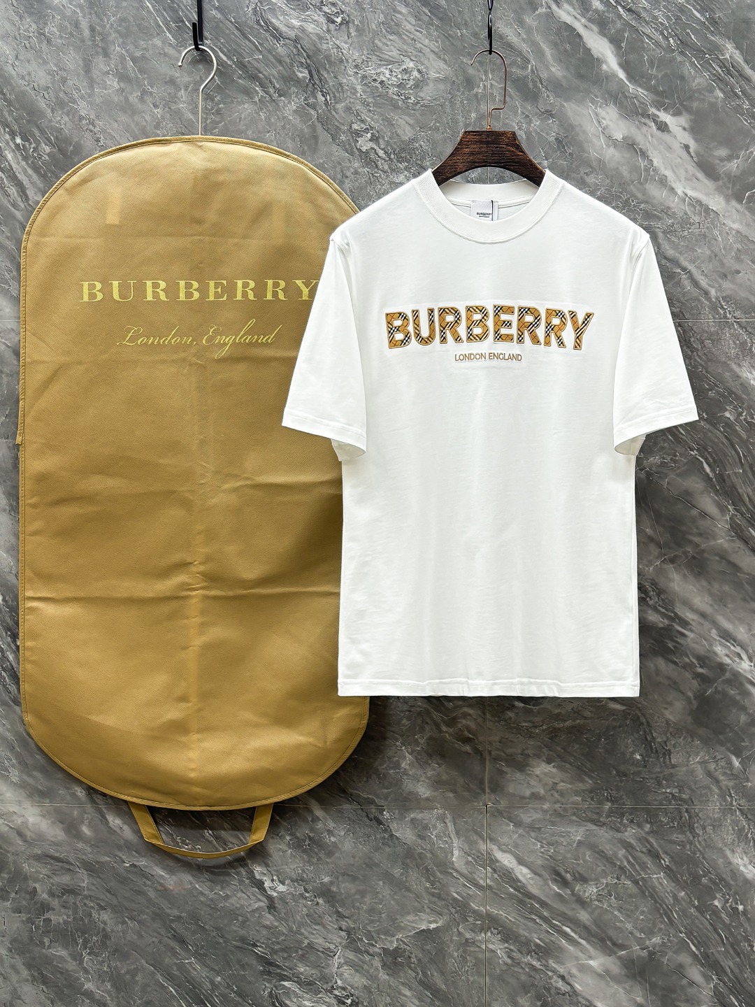 NO:151778,BU# 2025 spring and summer new round neck, the latest short-sleeved round neck T-shirt in the first counter, high-end customization, avant-garde and fashionable design, brand logo heavy craftsmanship design, high-end customized original fabric, soft touch, comfortable wearing of the upper body, exquisite car line, fine workmanship, invincible and handsome, must-have items for handsome men, color black. White, S-2XL, T-shirt,tees, t-shirt,alexander wang19860909BU# 2025春夏新款圆领 首发专柜最新款短袖圆领T恤 高端订制 设计前卫时尚 品牌logo重工艺设计 高端定制原版面料 手感柔软 上身穿着舒适 专柜级别精致车线 做工精细 上身效果无敌帅气 型男必备单品 颜色黑色.白色 码数S-2XL,,T-shirt,tees，t-shirt,alexander wang,Men's clothing