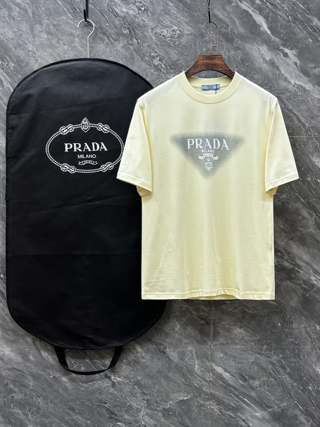 NO:151783,PD# 2025 spring and summer new round neck, the latest short-sleeved round neck T-shirt in the first counter, high-end customization, avant-garde and fashionable design, brand logo heavy craftsmanship design, high-end customized original fabric, soft touch, comfortable wearing of the upper body, exquisite car line, fine workmanship, invincible and handsome, must-have items for handsome men, color black. apricot color, S-2XL,, T-shirt,tees, t-shirt,alexander wang19860909PD# 2025春夏新款圆领 首发专柜最新款短袖圆领T恤 高端订制 设计前卫时尚 品牌logo重工艺设计 高端定制原版面料 手感柔软 上身穿着舒适 专柜级别精致车线 做工精细 上身效果无敌帅气 型男必备单品 颜色黑色.杏色 码数S-2XL,,T-shirt,tees，t-shirt,alexander wang,Men's clothing