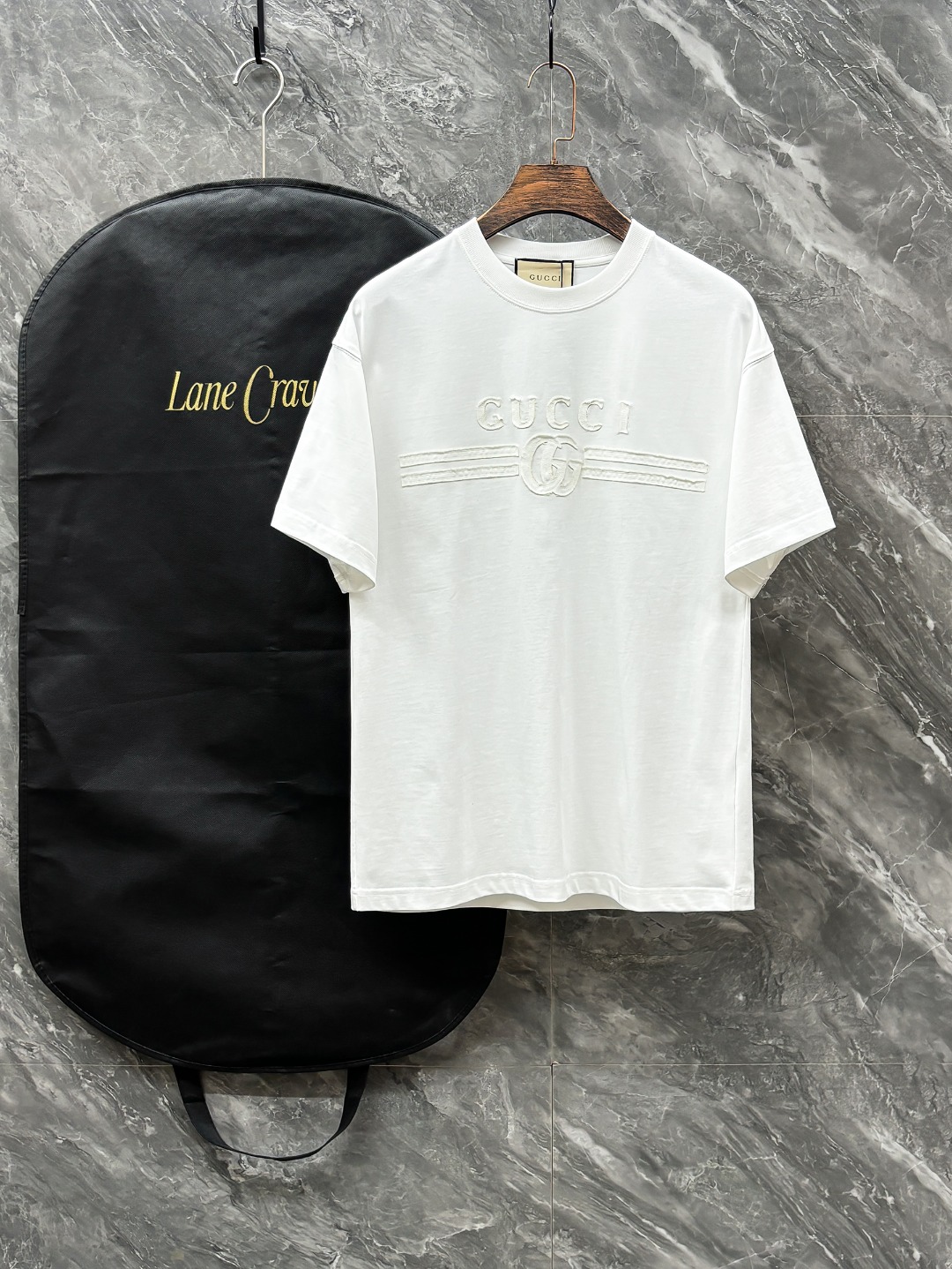 NO:151798,GU# 2025 spring and summer new round neck, the latest short-sleeved round neck T-shirt in the first counter, high-end customization, avant-garde and fashionable design, brand logo heavy craftsmanship design, high-end customized original fabric, soft touch, comfortable wearing of the upper body, exquisite car line, fine workmanship, invincible and handsome, must-have items for handsome men, color black. White, S-2XL, T-shirt,tees, t-shirt,alexander wang19860909GU# 2025春夏新款圆领 首发专柜最新款短袖圆领T恤 高端订制 设计前卫时尚 品牌logo重工艺设计 高端定制原版面料 手感柔软 上身穿着舒适 专柜级别精致车线 做工精细 上身效果无敌帅气 型男必备单品 颜色黑色.白色 码数S-2XL,,T-shirt,tees，t-shirt,alexander wang,Men's clothing