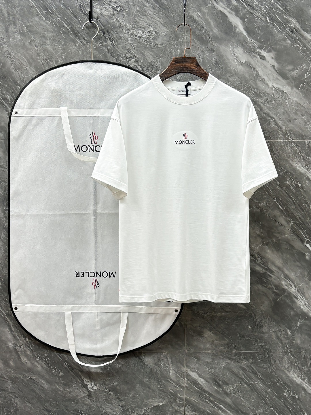 NO:151807,MO# 2025 spring and summer new round neck, the latest short-sleeved round neck T-shirt in the first counter, high-end customization, avant-garde and fashionable design, brand logo heavy craftsmanship design, high-end customized original fabric, soft touch, comfortable wearing of the upper body, exquisite car line, fine workmanship, invincible and handsome, must-have items for handsome men, color black. White, S-2XL, T-shirt,tees, t-shirt,alexander wang19860909MO# 2025春夏新款圆领 首发专柜最新款短袖圆领T恤 高端订制 设计前卫时尚 品牌logo重工艺设计 高端定制原版面料 手感柔软 上身穿着舒适 专柜级别精致车线 做工精细 上身效果无敌帅气 型男必备单品 颜色黑色.白色 码数S-2XL,,T-shirt,tees，t-shirt,alexander wang,Men's clothing