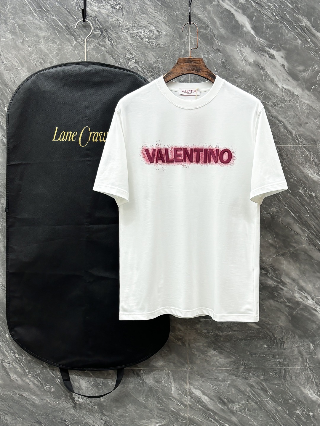 NO:151811,VLTN# 2025 spring and summer new round neck, the latest short-sleeved round neck T-shirt in the first counter, high-end customization, avant-garde and fashionable design, brand logo heavy craftsmanship design, high-end customized original fabric, soft touch, comfortable wearing of the upper body, exquisite car line, fine workmanship, invincible and handsome, must-have items for handsome men, color black. White, S-2XL, T-shirt,tees, t-shirt,alexander wang19860909VLTN# 2025春夏新款圆领 首发专柜最新款短袖圆领T恤 高端订制 设计前卫时尚 品牌logo重工艺设计 高端定制原版面料 手感柔软 上身穿着舒适 专柜级别精致车线 做工精细 上身效果无敌帅气 型男必备单品 颜色黑色.白色 码数S-2XL,,T-shirt,tees，t-shirt,alexander wang,Men's clothing