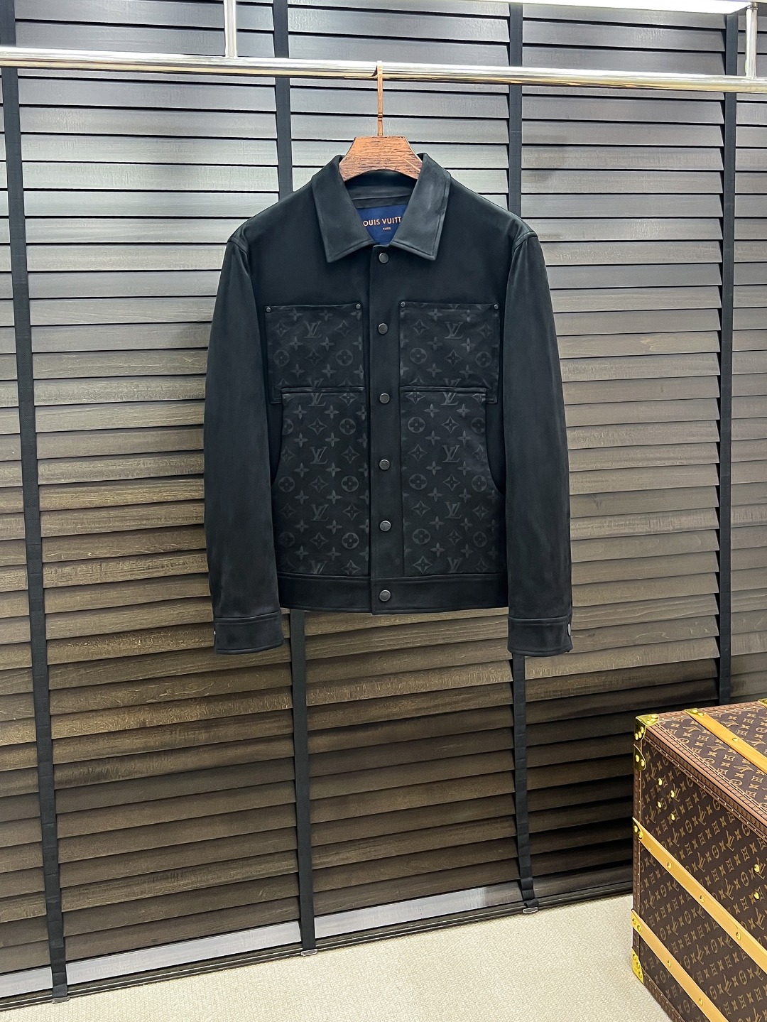 Louis Vuitton Veste en Daim Noir avec Motif Monogramme en Relief pour Homme