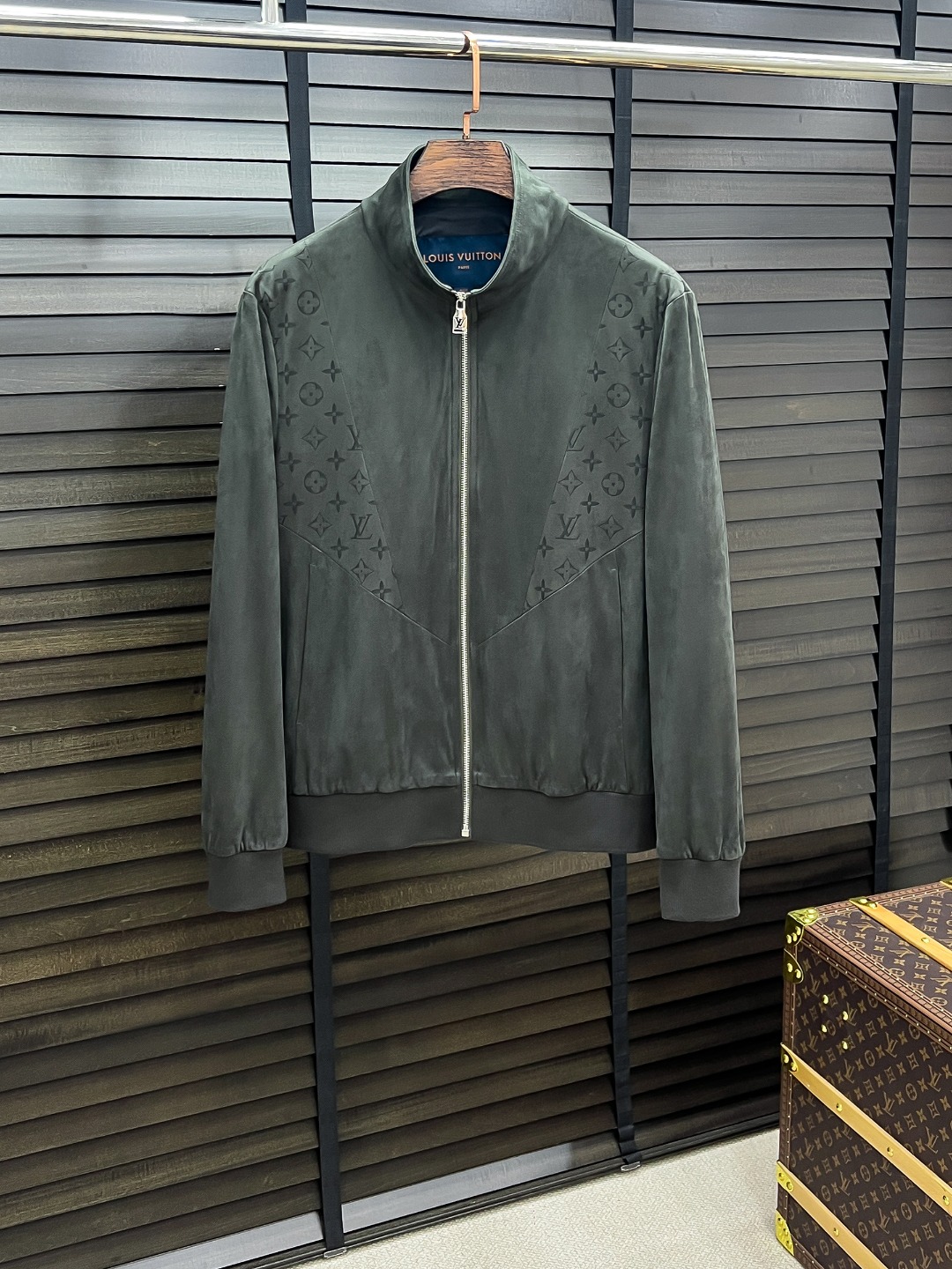 Chaqueta Bomber de Ante Louis Vuitton con Logotipo Clásico en Relieve