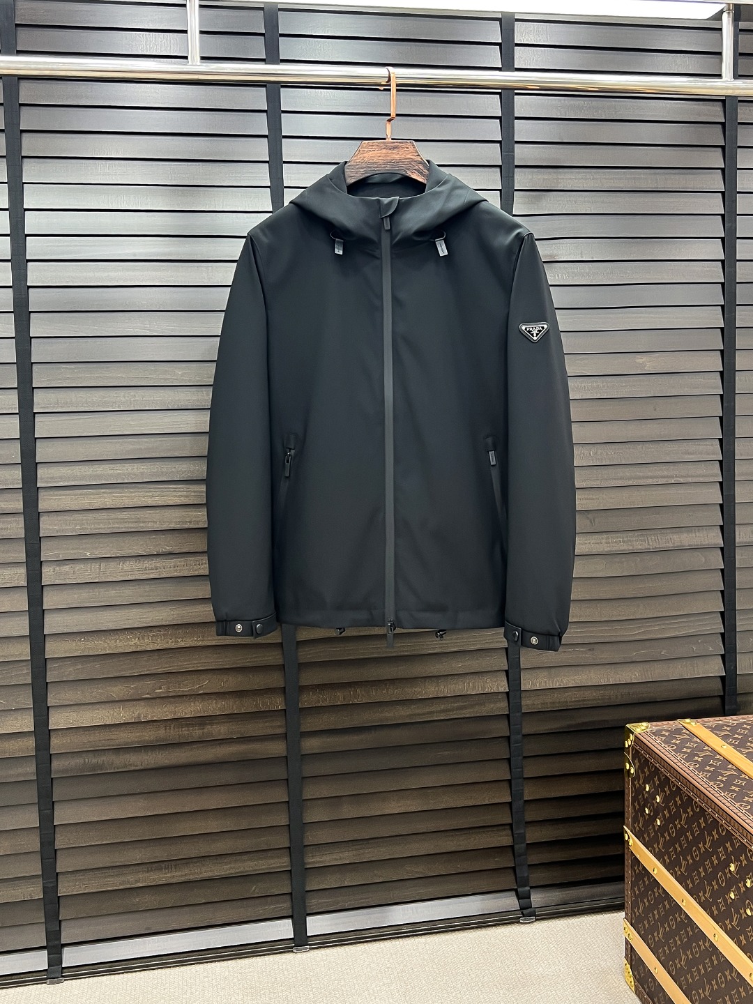 Prada Chaqueta con Capucha Negra para Hombre - Estilo y Protección