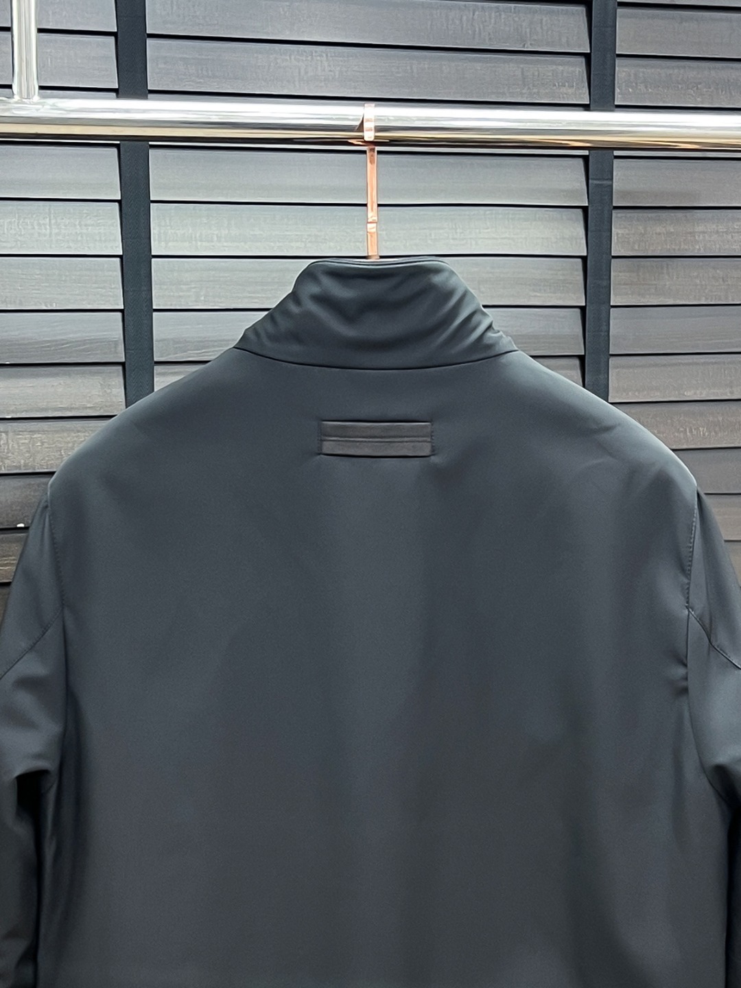 。 Zegna 杰尼亚 25秋冬时尚立领夹克轻薄羽绒
内冲80g-90白鸭绒,轻薄有型,上身不臃肿,颇