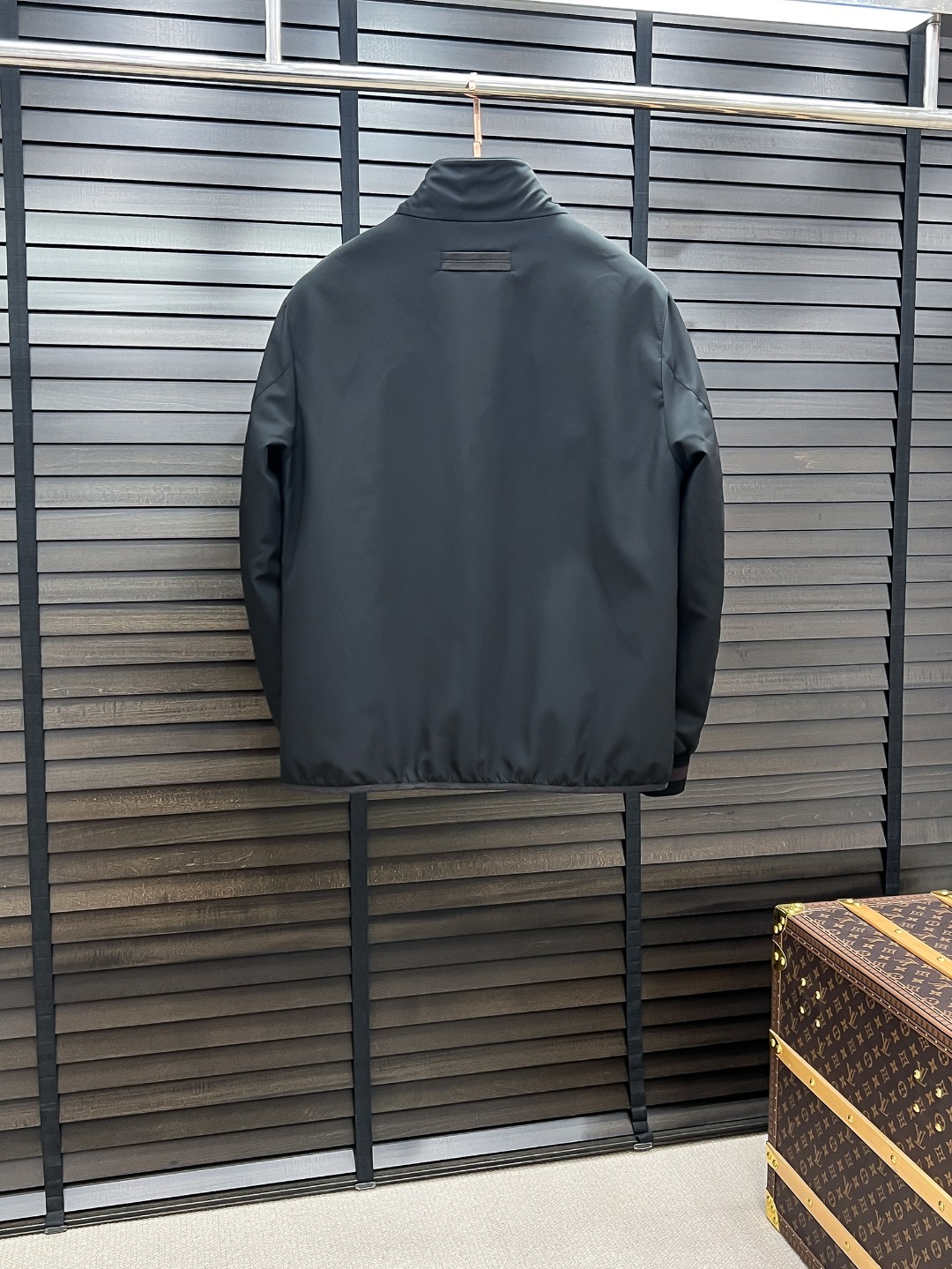 。 Zegna 杰尼亚 25秋冬时尚立领夹克轻薄羽绒
内冲80g-90白鸭绒,轻薄有型,上身不臃肿,颇