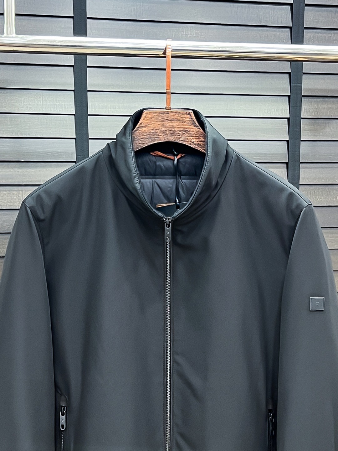 。 Zegna 杰尼亚 25秋冬时尚立领夹克轻薄羽绒
内冲80g-90白鸭绒,轻薄有型,上身不臃肿,颇