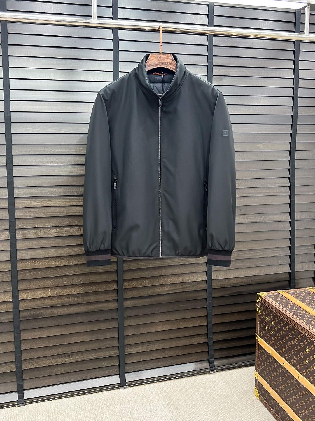 。 Zegna 杰尼亚 25秋冬时尚立领夹克轻薄羽绒
内冲80g-90白鸭绒,轻薄有型,上身不臃肿,颇