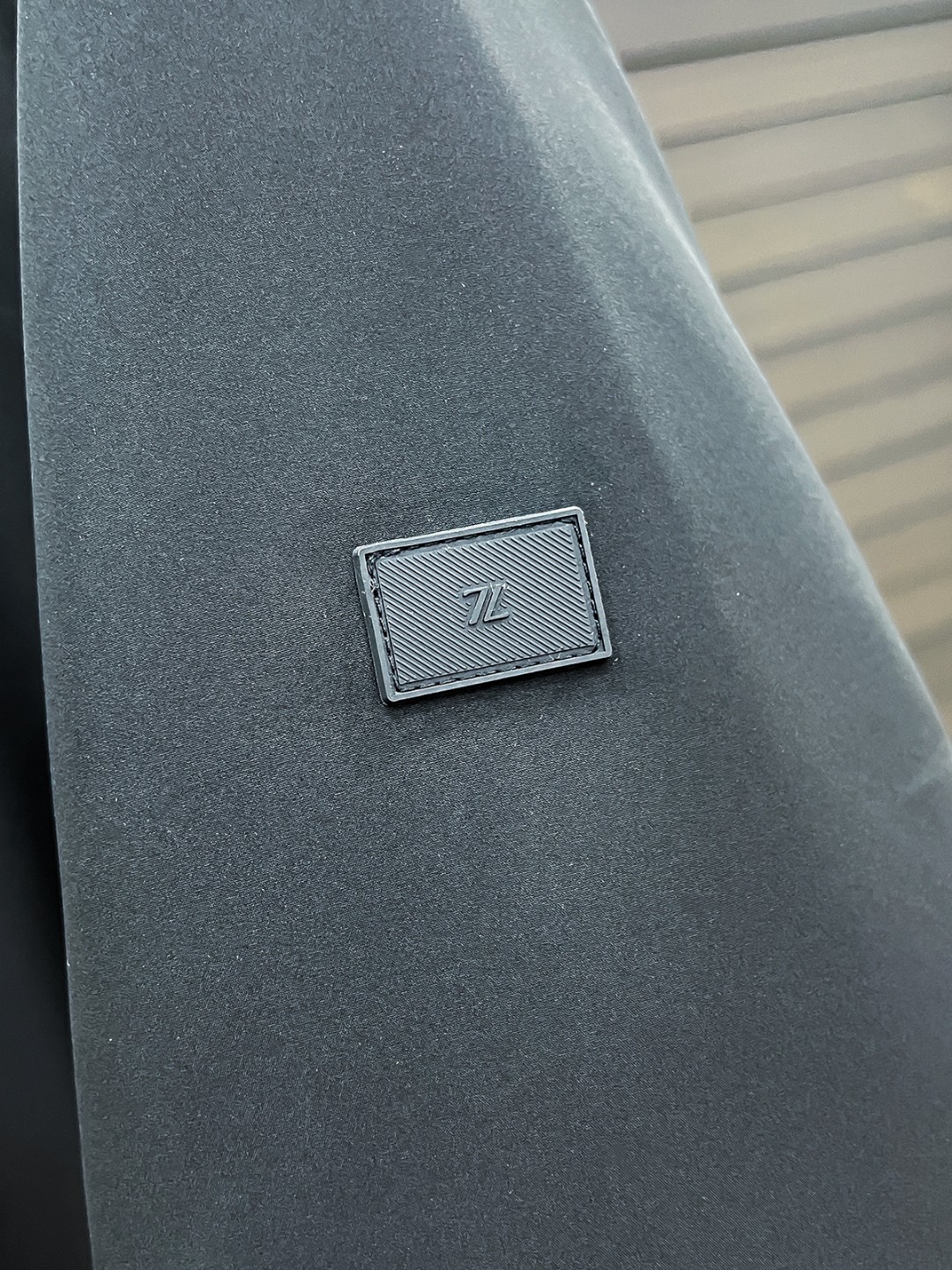 。 Zegna 杰尼亚 25秋冬时尚立领夹克轻薄羽绒
内冲80g-90白鸭绒,轻薄有型,上身不臃肿,颇