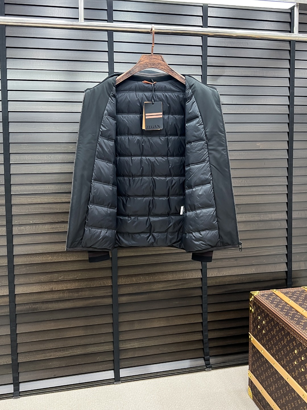 。 Zegna 杰尼亚 25秋冬时尚立领夹克轻薄羽绒
内冲80g-90白鸭绒,轻薄有型,上身不臃肿,颇