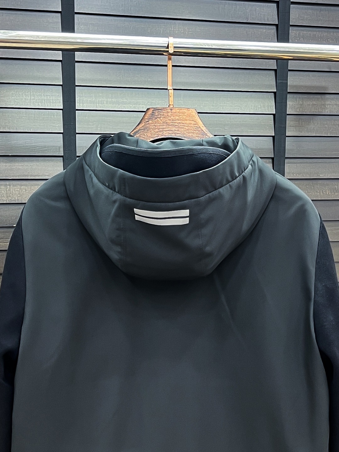 。 Zegna 杰尼亚 25秋冬时尚连帽夹克拼针织轻薄羽绒
内冲80g-90白鸭绒,轻薄有型,上身不臃
