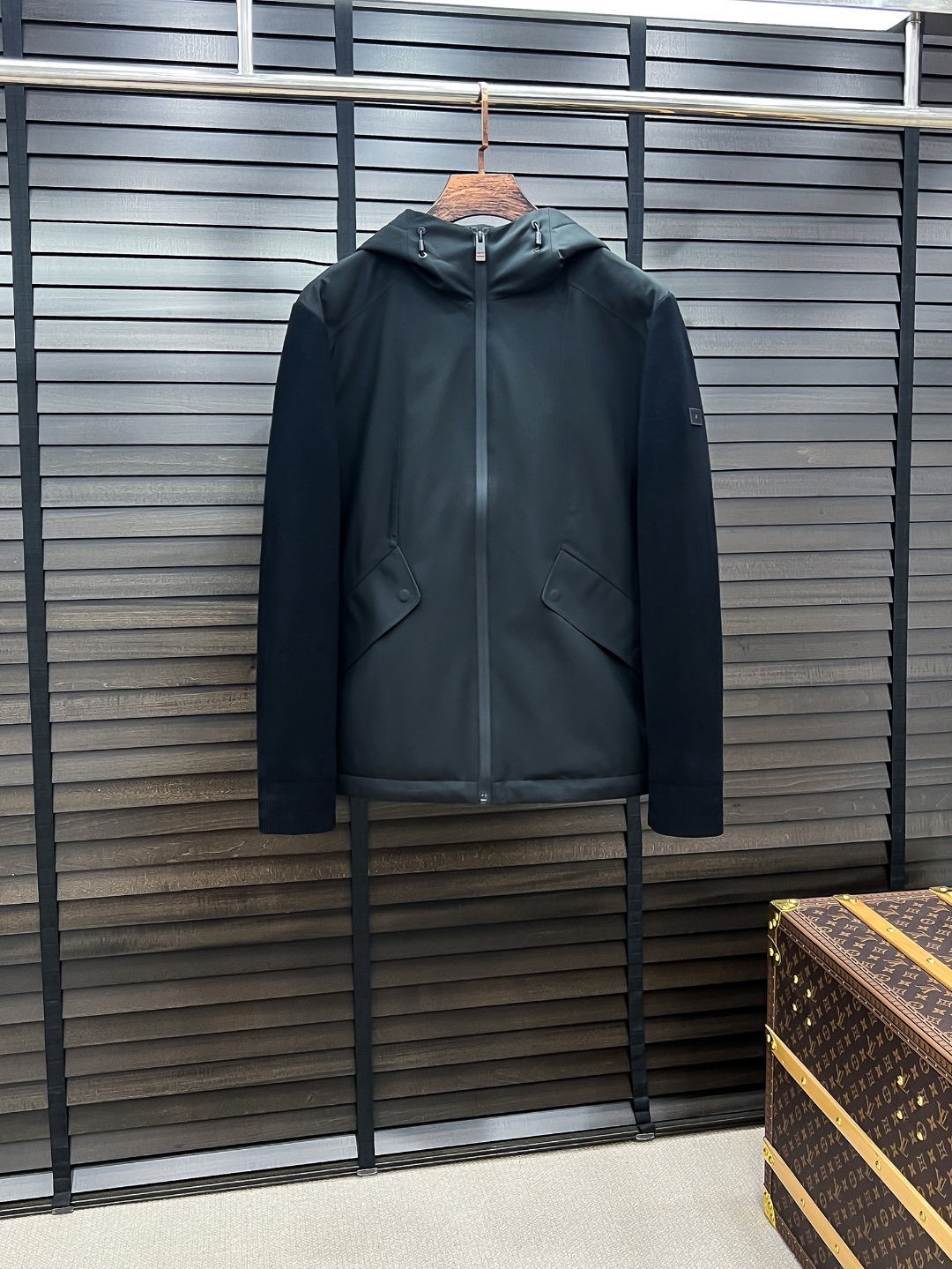 。 Zegna 杰尼亚 25秋冬时尚连帽夹克拼针织轻薄羽绒
内冲80g-90白鸭绒,轻薄有型,上身不臃