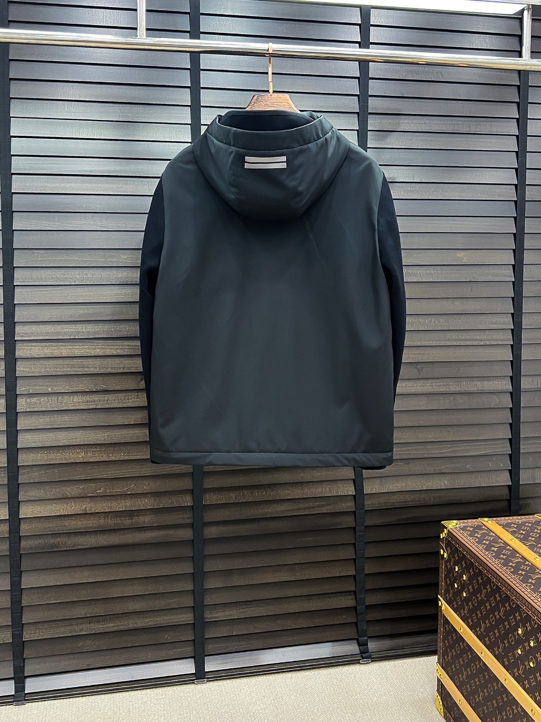 。 Zegna 杰尼亚 25秋冬时尚连帽夹克拼针织轻薄羽绒
内冲80g-90白鸭绒,轻薄有型,上身不臃