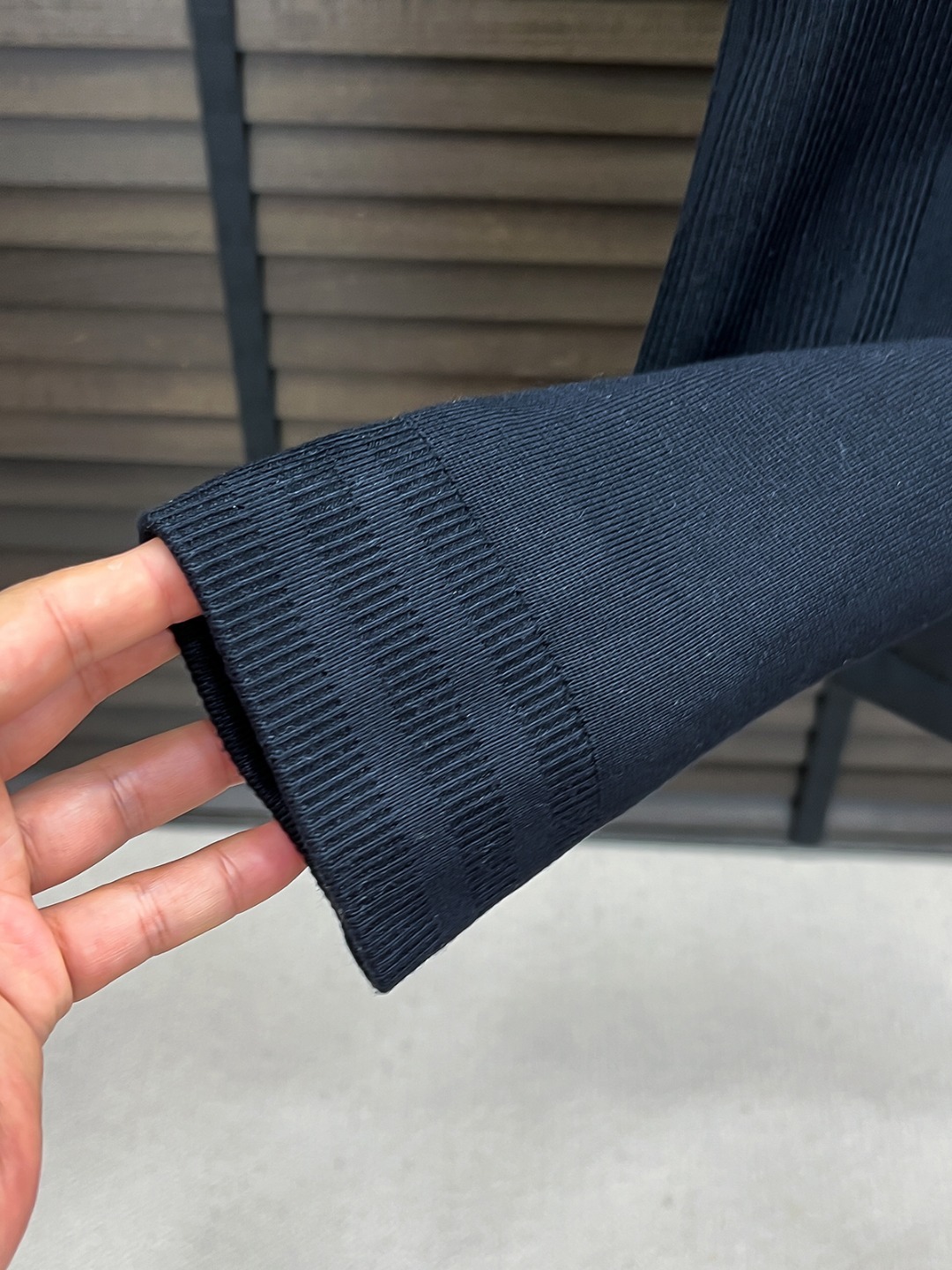 。 Zegna 杰尼亚 25秋冬时尚连帽夹克拼针织轻薄羽绒
内冲80g-90白鸭绒,轻薄有型,上身不臃
