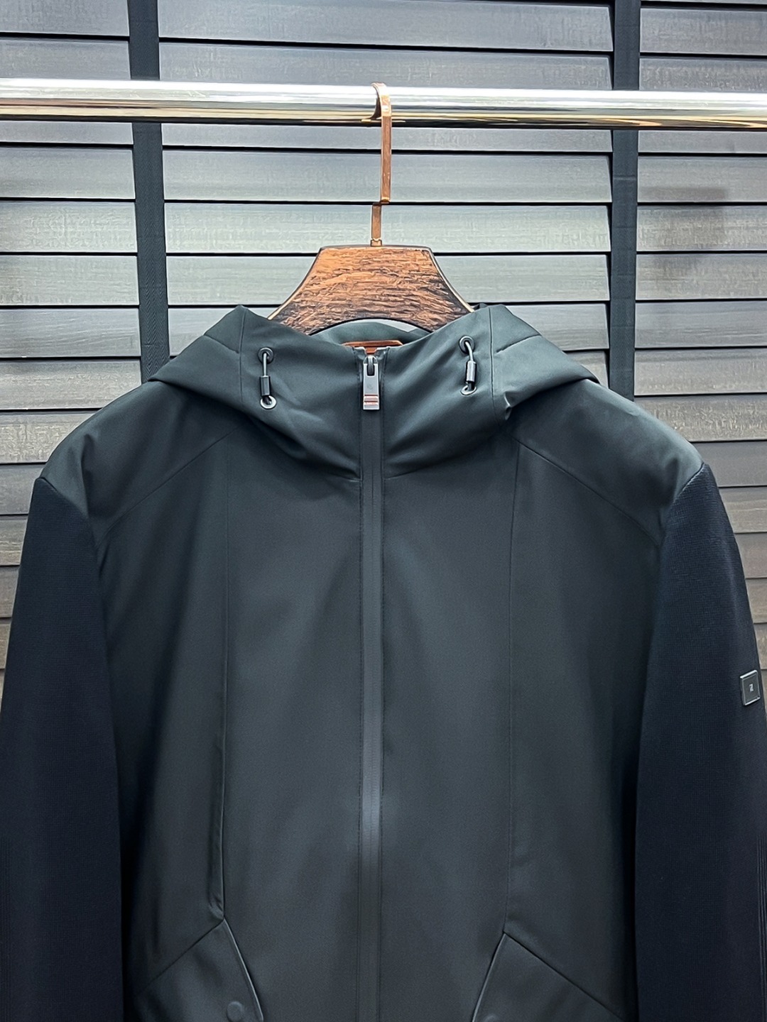 。 Zegna 杰尼亚 25秋冬时尚连帽夹克拼针织轻薄羽绒
内冲80g-90白鸭绒,轻薄有型,上身不臃