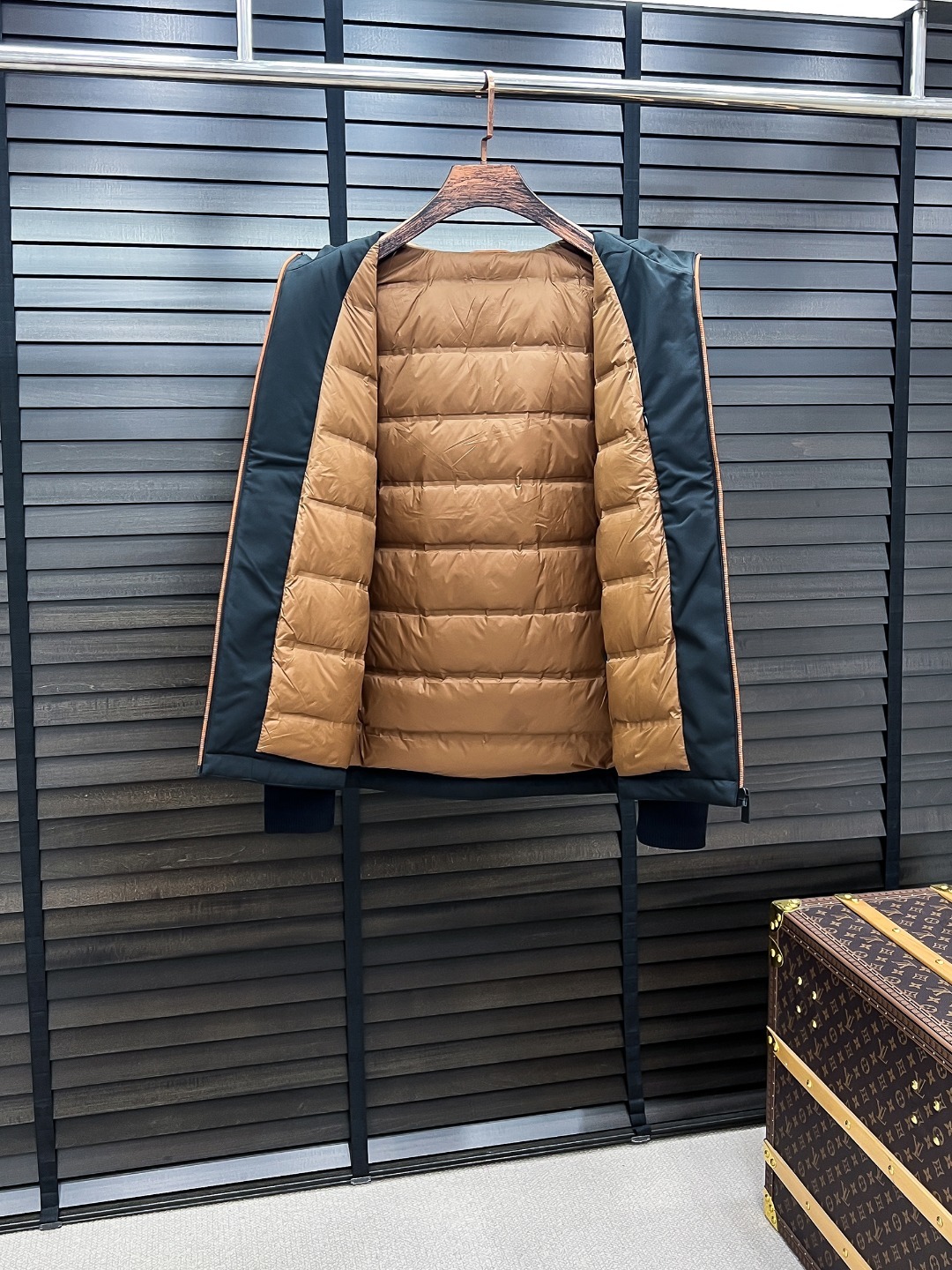 。 Zegna 杰尼亚 25秋冬时尚连帽夹克拼针织轻薄羽绒
内冲80g-90白鸭绒,轻薄有型,上身不臃