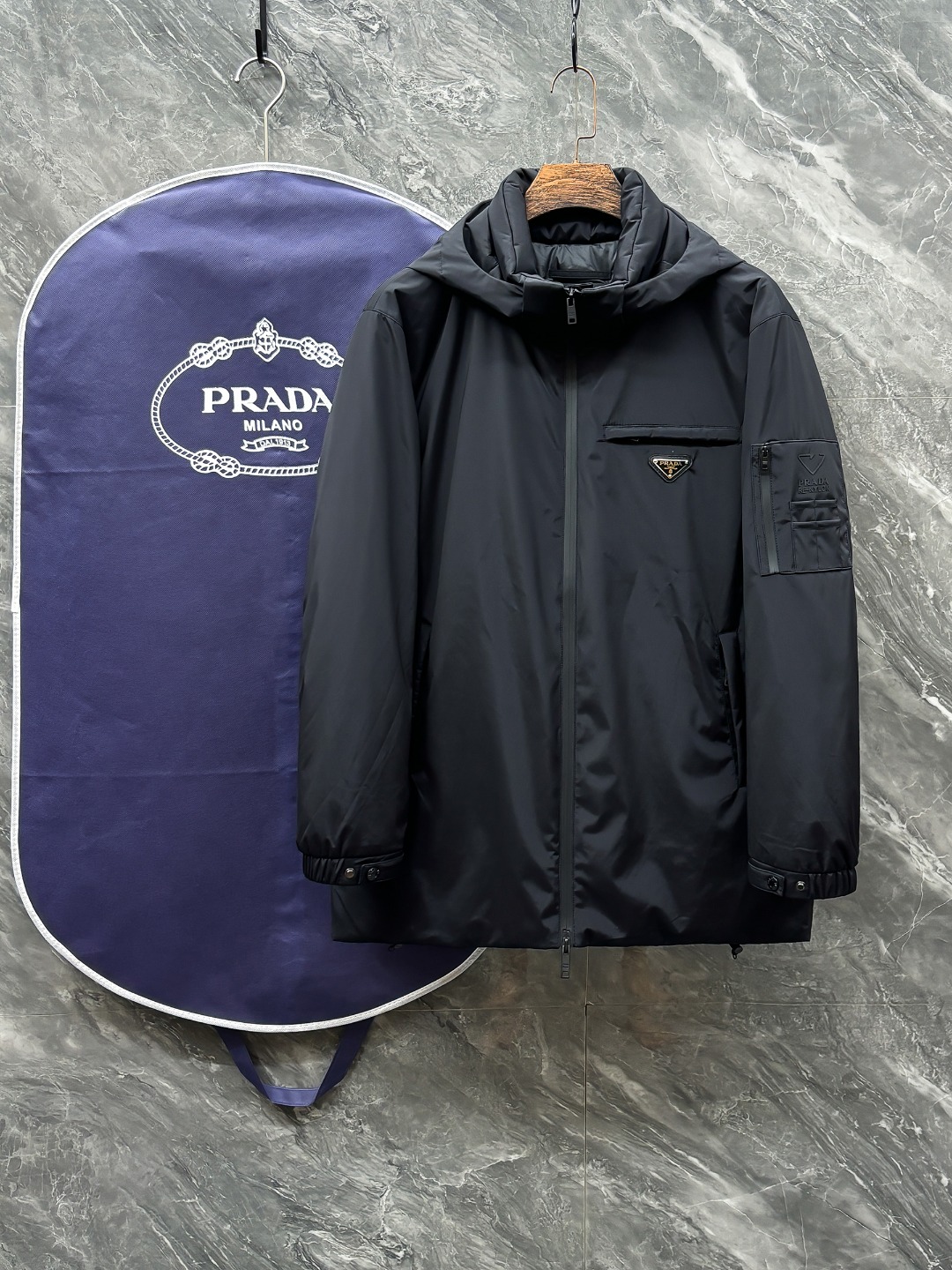 Chaqueta de Plumas con Capucha Prada para Hombre - Elegancia y Confort