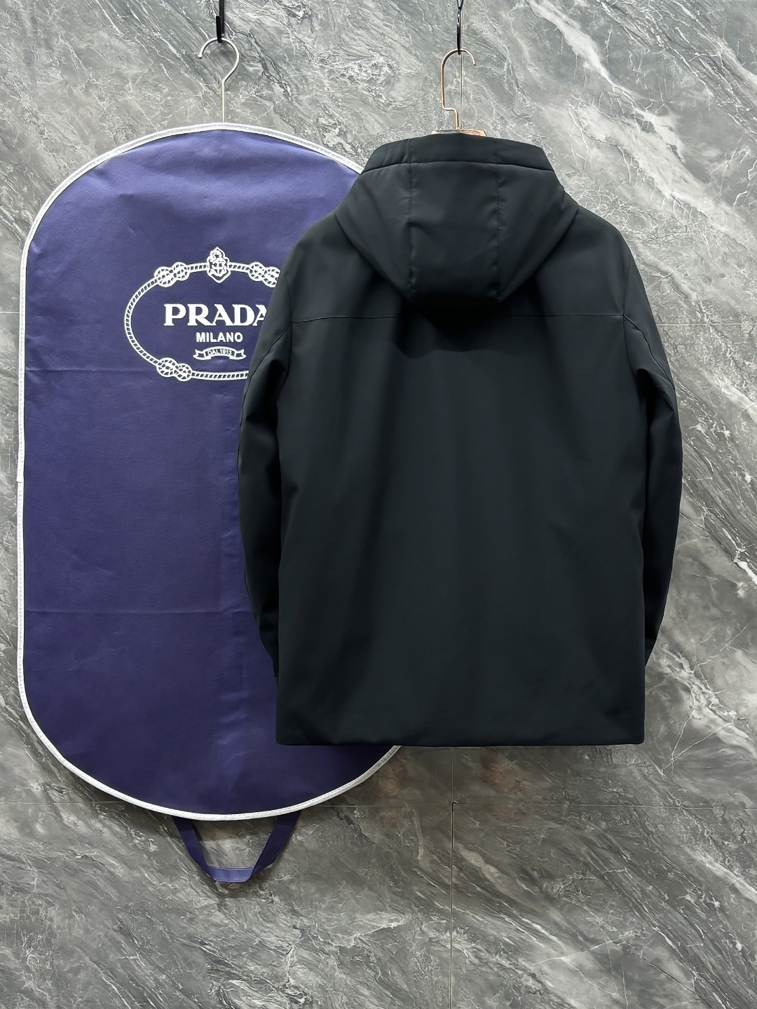 羽D-70。rada 普拉达 25秋冬红条系列连帽中长款夹克羽绒
内冲100g-90白鸭绒,轻薄有型