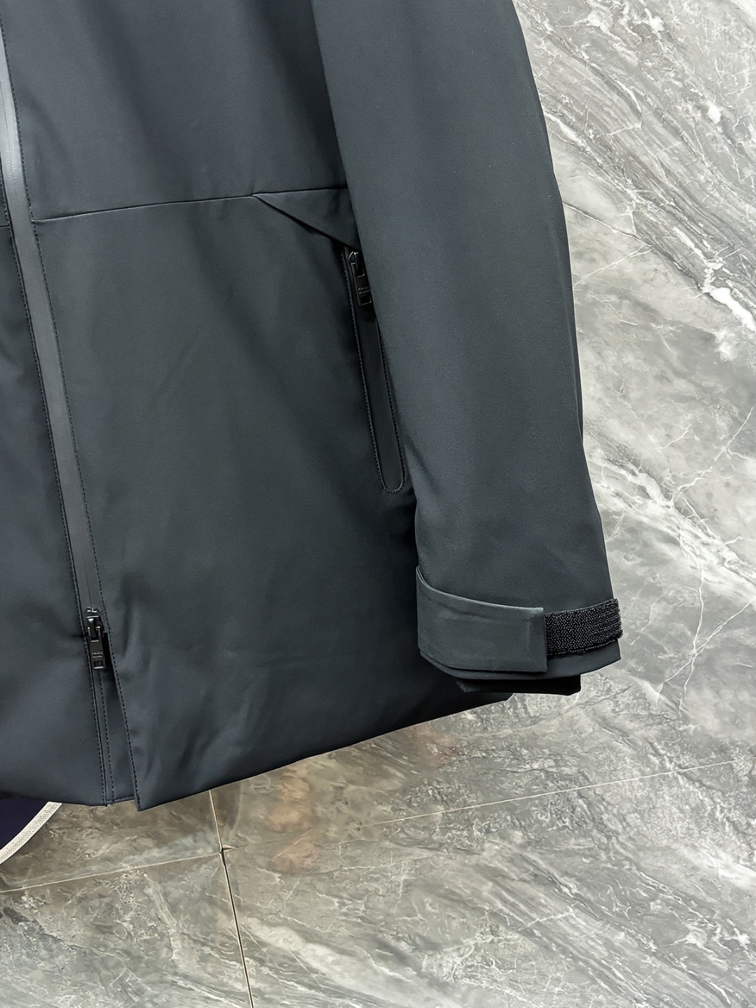 羽D-70。rada 普拉达 25秋冬红条系列连帽中长款夹克羽绒
内冲100g-90白鸭绒,轻薄有型