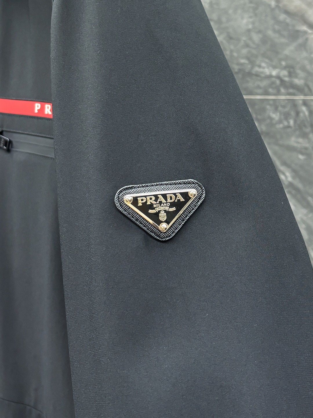 羽D-70。rada 普拉达 25秋冬红条系列连帽中长款夹克羽绒
内冲100g-90白鸭绒,轻薄有型