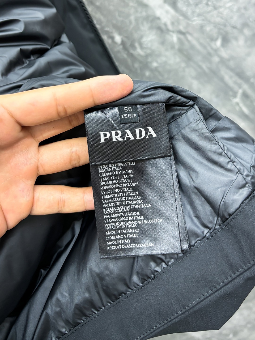 羽D-70。rada 普拉达 25秋冬红条系列连帽中长款夹克羽绒
内冲100g-90白鸭绒,轻薄有型