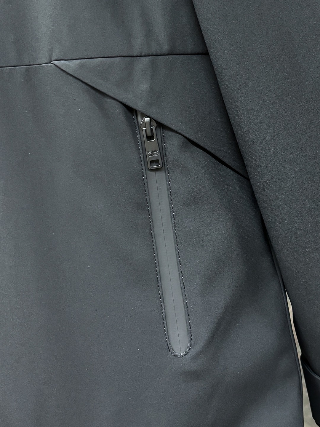 羽D-70。rada 普拉达 25秋冬红条系列连帽中长款夹克羽绒
内冲100g-90白鸭绒,轻薄有型
