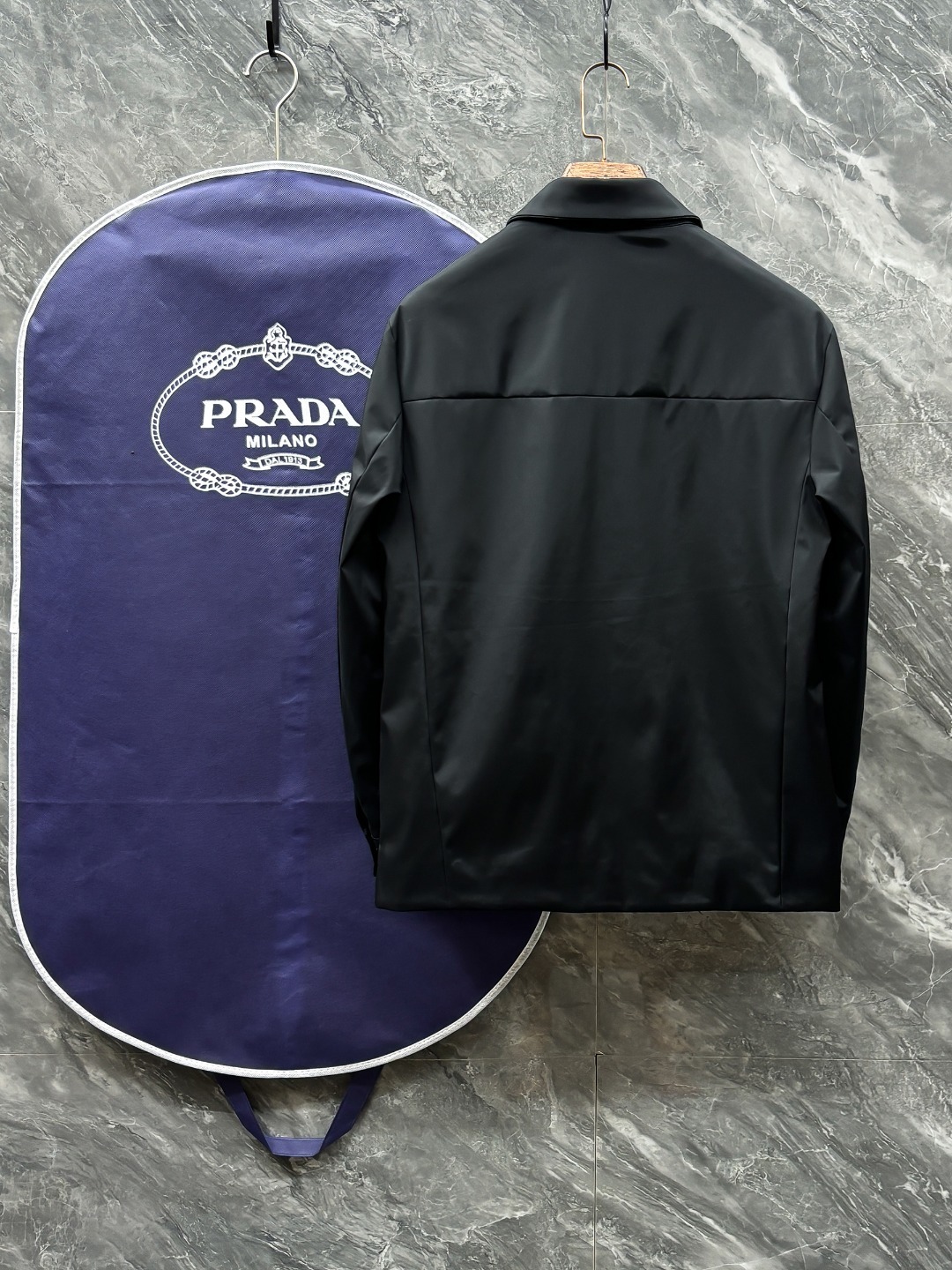 。Prada 普拉达 25秋冬时尚翻领轻薄夹克羽绒
内冲80g-90白鸭绒,轻薄有型,上身不臃肿,颇具
