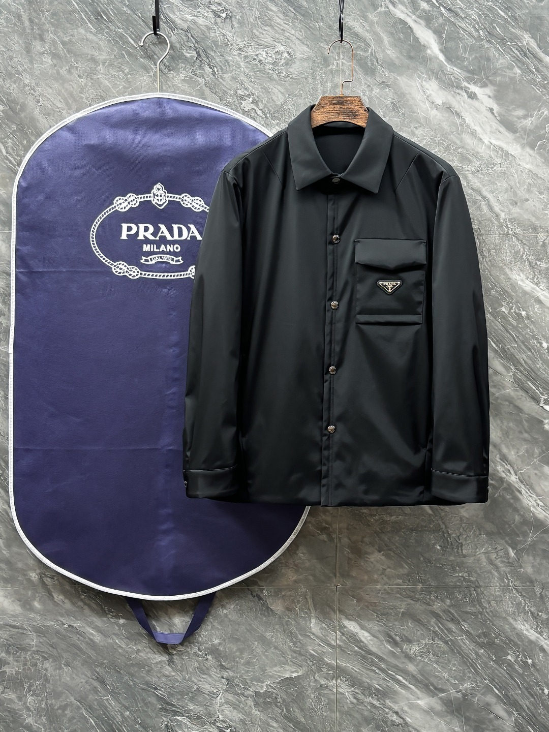 。Prada 普拉达 25秋冬时尚翻领轻薄夹克羽绒
内冲80g-90白鸭绒,轻薄有型,上身不臃肿,颇具