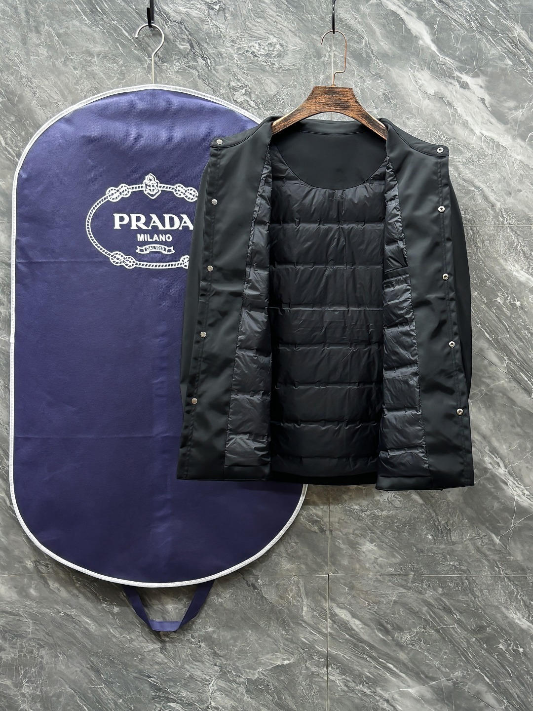 。Prada 普拉达 25秋冬时尚翻领轻薄夹克羽绒
内冲80g-90白鸭绒,轻薄有型,上身不臃肿,颇具