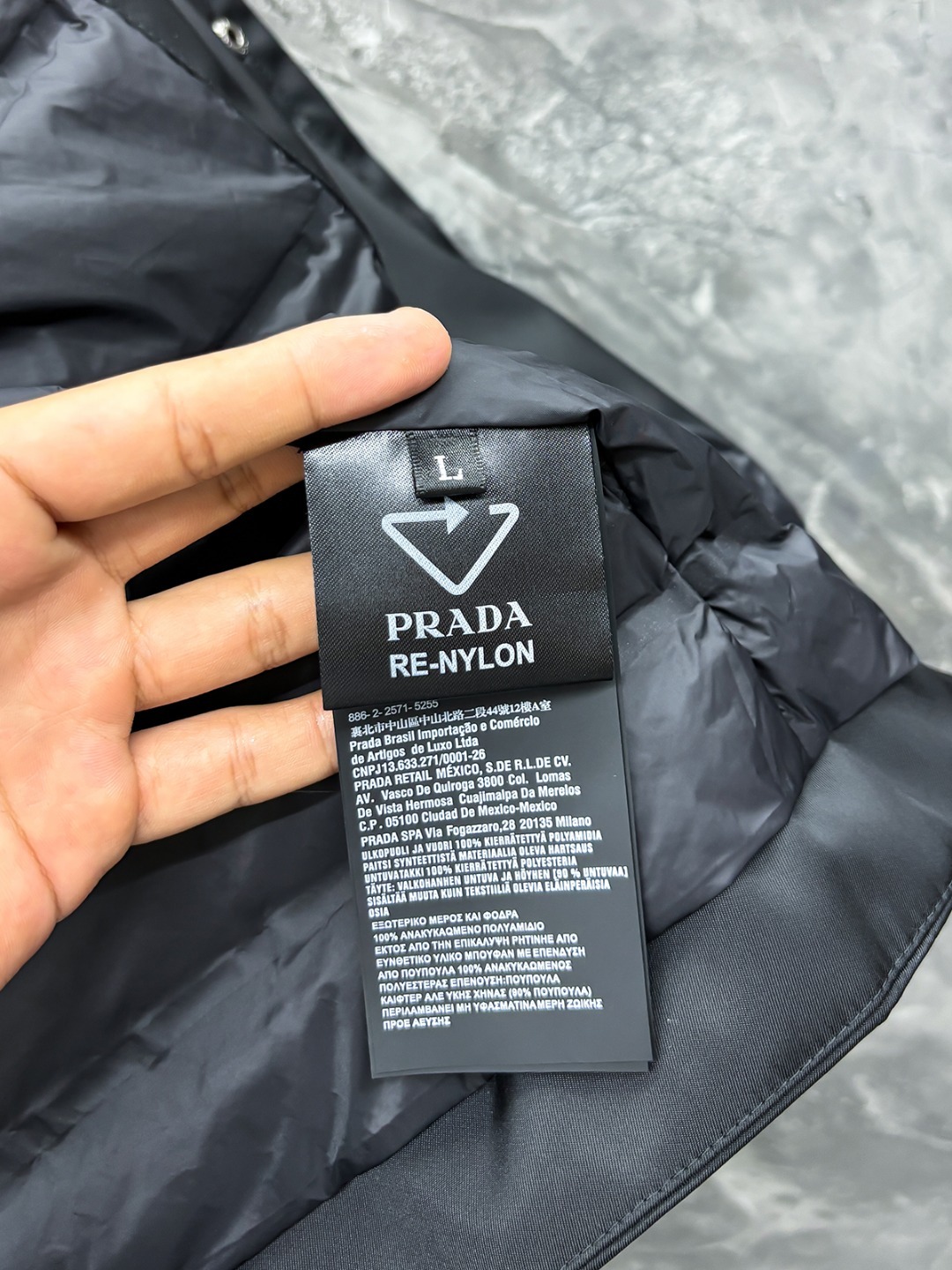 。Prada 普拉达 25秋冬时尚翻领轻薄夹克羽绒
内冲80g-90白鸭绒,轻薄有型,上身不臃肿,颇具
