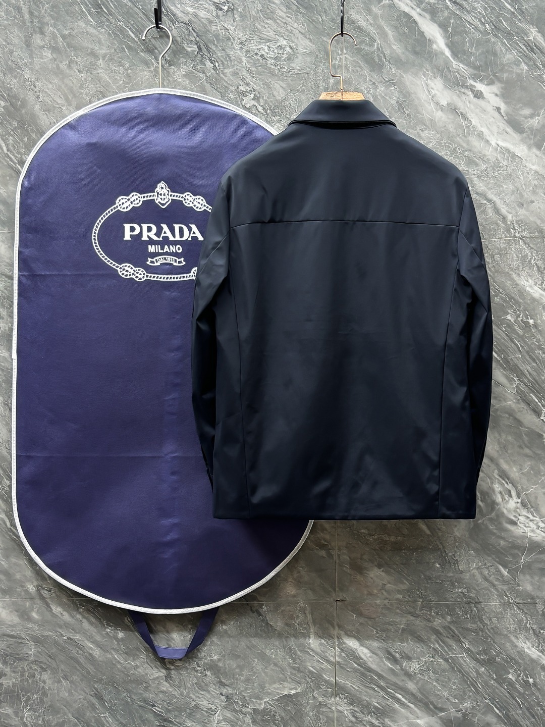。Prada 普拉达 25秋冬时尚翻领轻薄夹克羽绒
内冲80g-90白鸭绒,轻薄有型,上身不臃肿,颇具