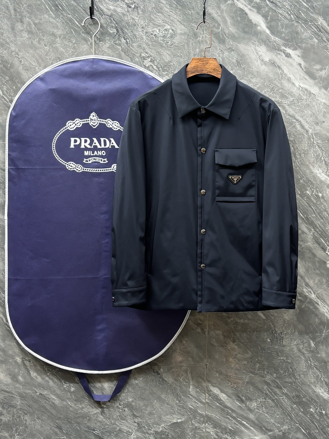 。Prada 普拉达 25秋冬时尚翻领轻薄夹克羽绒
内冲80g-90白鸭绒,轻薄有型,上身不臃肿,颇具